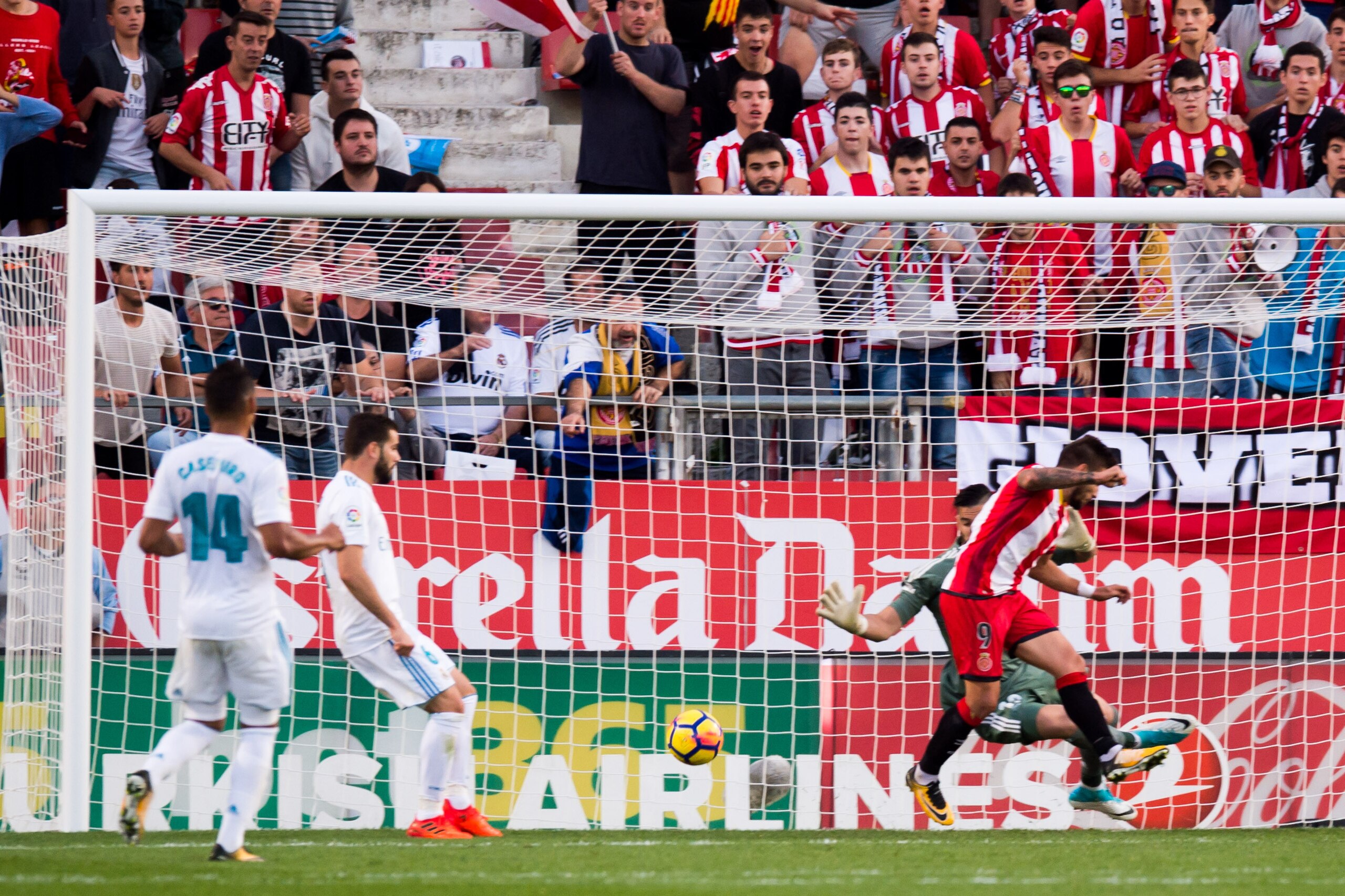GIRONA, SPAIN - OCTOBER 29: Cristian 'Portu' of Girona FC scores his team's second goal during the La Liga match between Girona and Real Madrid at Estadi de Montilivi on October 29, 2017 in Girona, Spain. (Photo by Alex Caparros/Getty Images)