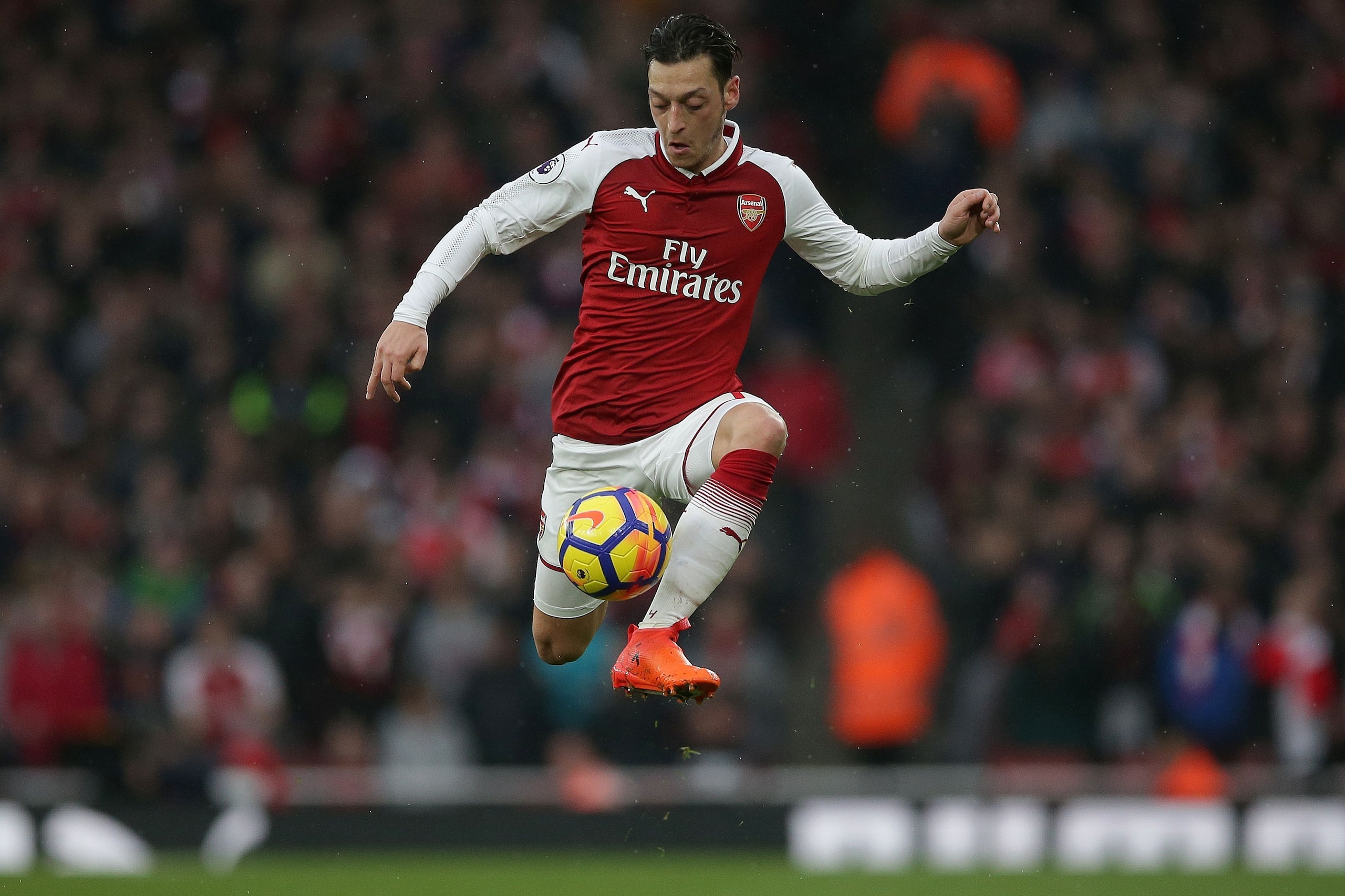 TOPSHOT - Arsenal's German midfielder Mesut Ozil controls the ball during the English Premier League football match between Arsenal and Tottenham Hotspur at the Emirates Stadium in London on November 18, 2017.  / AFP PHOTO / Daniel LEAL-OLIVAS / RESTRICTE