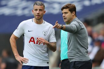 LONDON, ENGLAND - OCTOBER 14:  Mauricio Pochettino, Manager of Tottenham Hotspur speaks with Toby Alderweireld during the Premier League match between Tottenham Hotspur and AFC Bournemouth at Wembley Stadium on October 14, 2017 in London, England.  (Photo