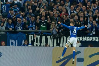 GELSENKIRCHEN, GERMANY - OCTOBER 20: Leon Goretzka of Schalke celebrates after scoring his team´s first goal during the Bundesliga match between FC Schalke 04 and 1. FSV Mainz 05 at Veltins-Arena on October 20, 2017 in Gelsenkirchen, Germany. (Photo by TF