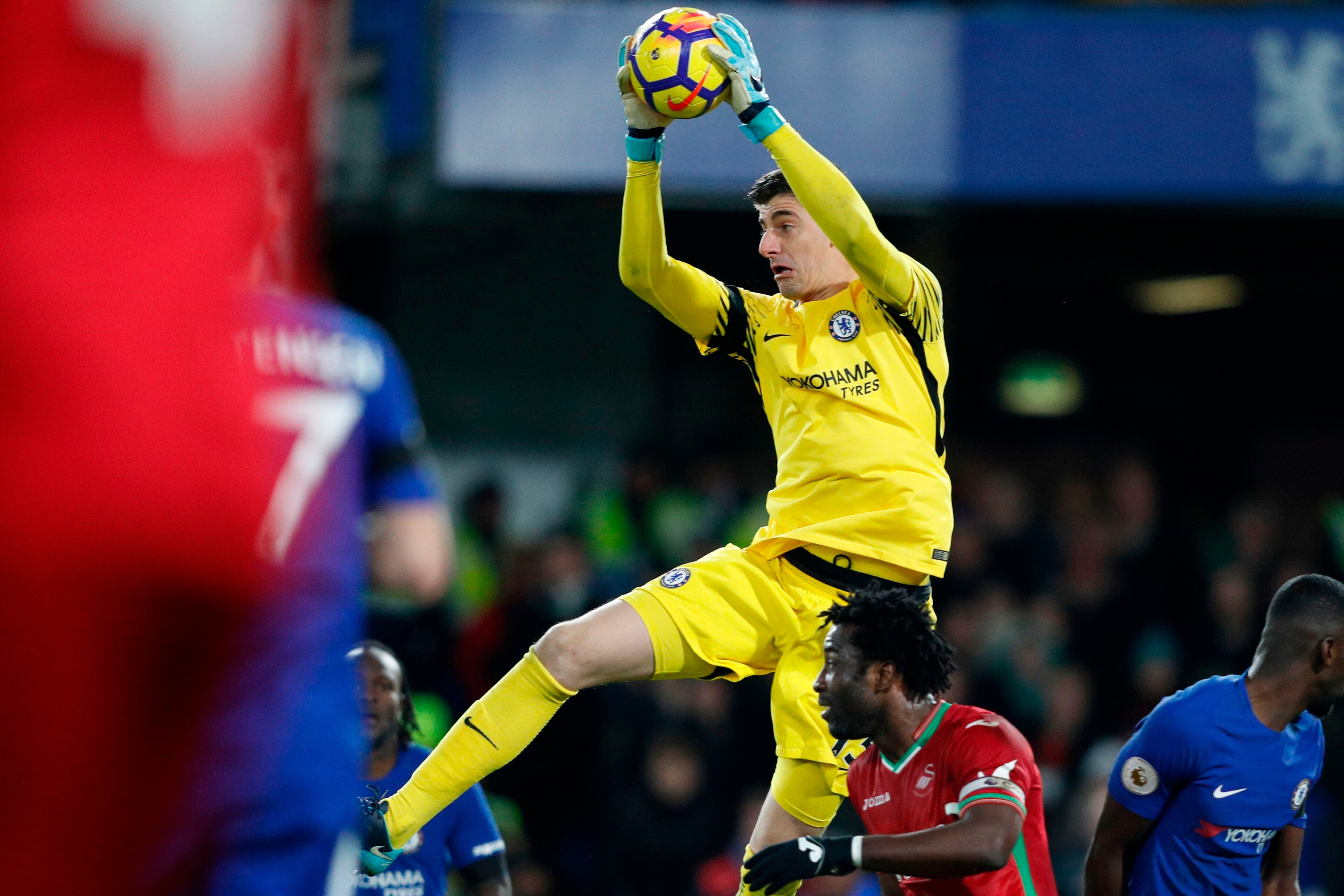 Chelsea's Belgian goalkeeper Thibaut Courtois catches the ball during the English Premier League football match between Chelsea and Swansea City at Stamford Bridge in London on November 29, 2017. / AFP PHOTO / Adrian DENNIS / RESTRICTED TO EDITORIAL USE. 