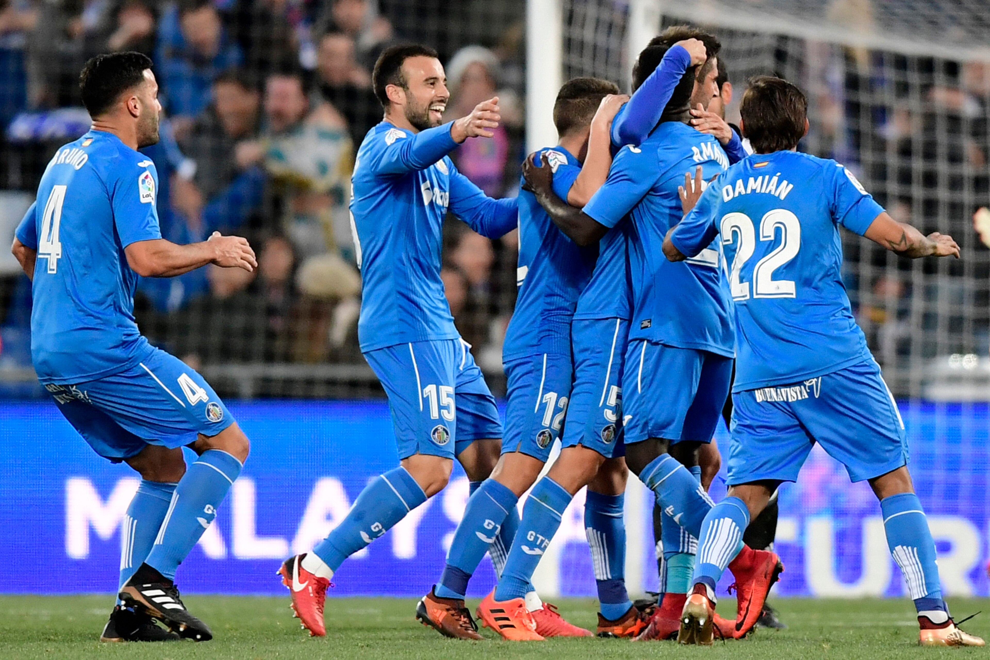 Getafe's players celebrate after scoring a goal during the Spanish league football match Getafe CF vs Valencia CF at the Col. Alfonso Perez stadium in Getafe on December 3, 2017. / AFP PHOTO / JAVIER SORIANO        (Photo credit should read JAVIER SORIANO
