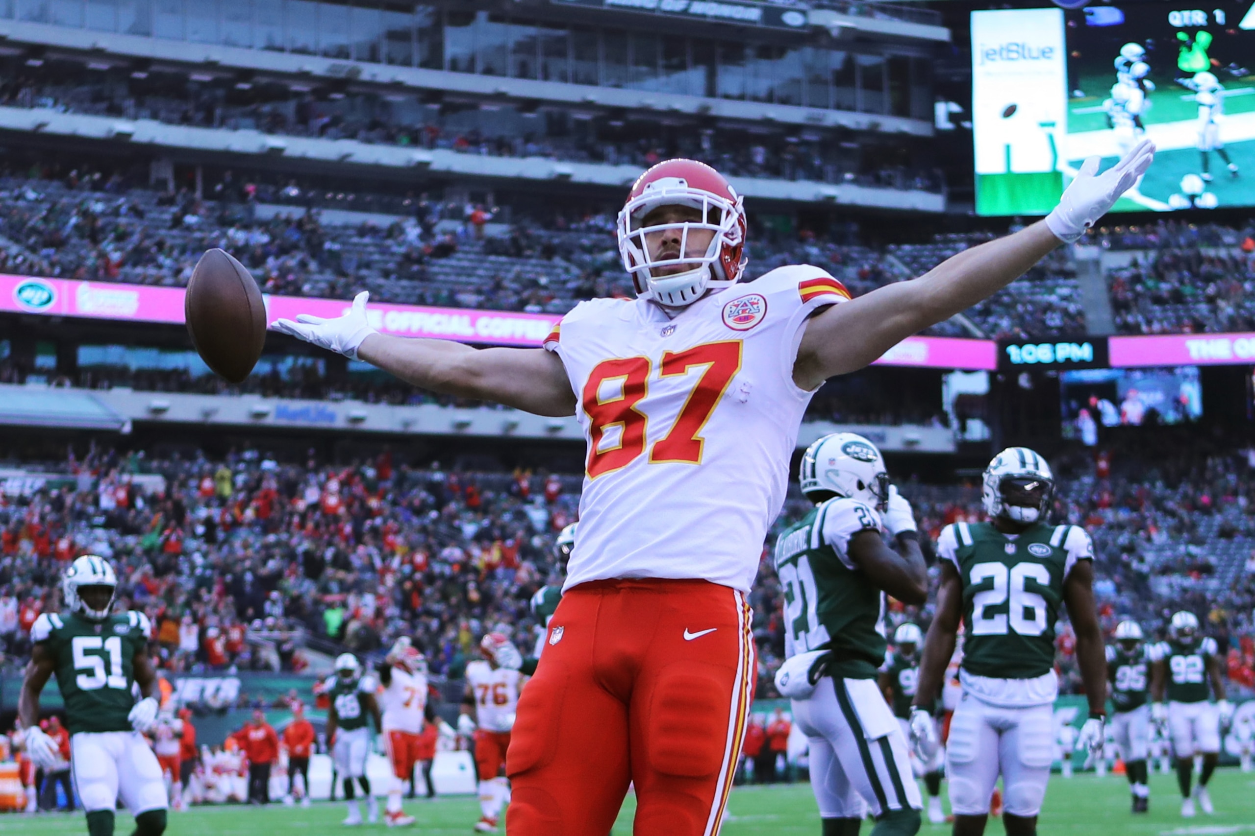 EAST RUTHERFORD, NJ - DECEMBER 03: Travis Kelce #87 of the Kansas City Chiefs celebrates after scoring a touchdown in the first quarter during their game at MetLife Stadium on December 3, 2017 in East Rutherford, New Jersey. (Photo by Abbie Parr/Getty I EAST RUTHERFORD, NJ - DECEMBER 03: Travis Kelce #87 of the Kansas City Chiefs celebrates after scoring a touchdown in the first quarter during their game at MetLife Stadium on December 3, 2017 in East Rutherford, New Jersey. (Photo by Abbie Parr/Getty I