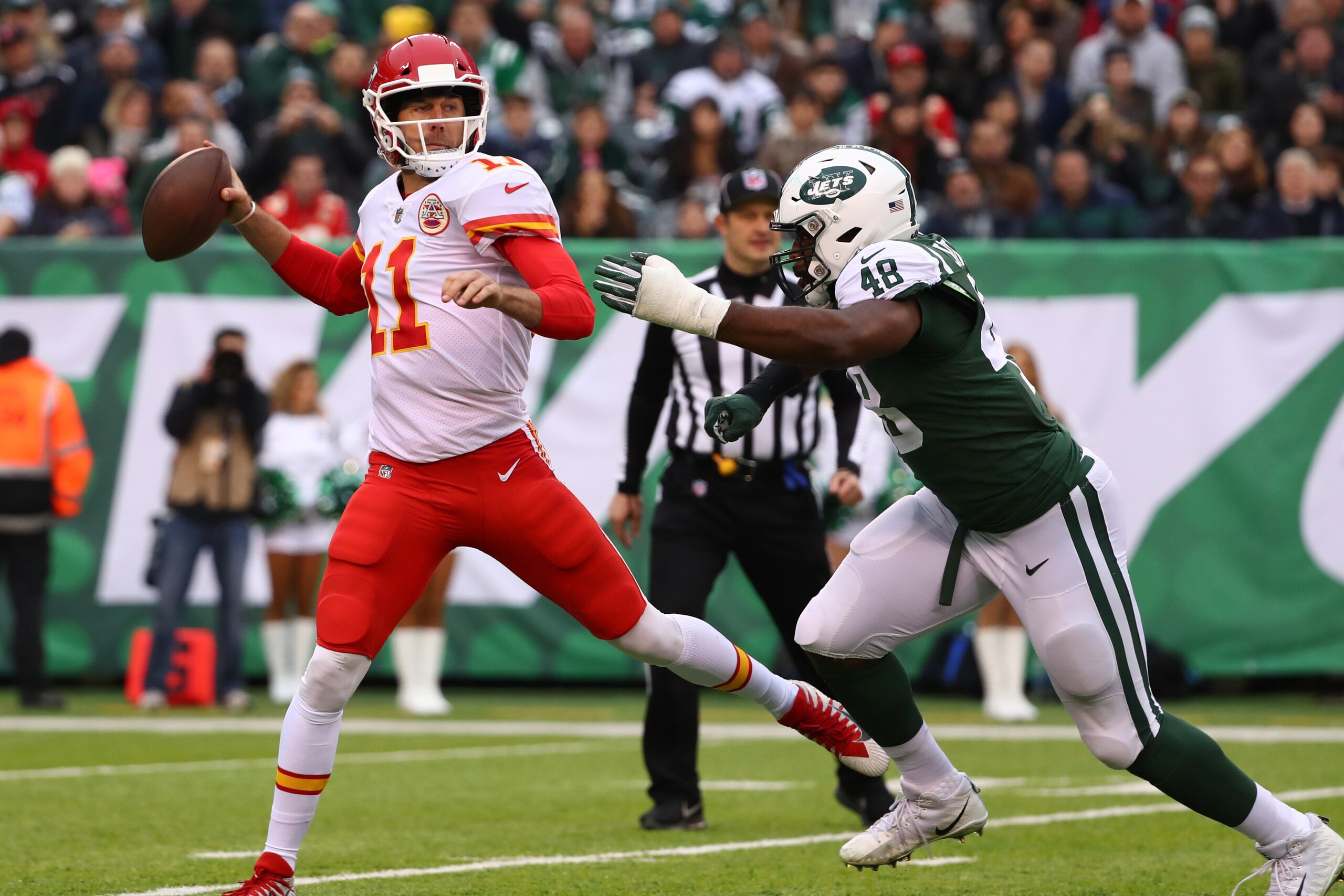 EAST RUTHERFORD, NJ - DECEMBER 03: Alex Smith #11 of the Kansas City Chiefs drops back to make a pass during their game at MetLife Stadium on December 3, 2017 in East Rutherford, New Jersey. (Photo by Al Bello/Getty Images) EAST RUTHERFORD, NJ - DECEMBER 03: Alex Smith #11 of the Kansas City Chiefs drops back to make a pass during their game at MetLife Stadium on December 3, 2017 in East Rutherford, New Jersey. (Photo by Al Bello/Getty Images)
