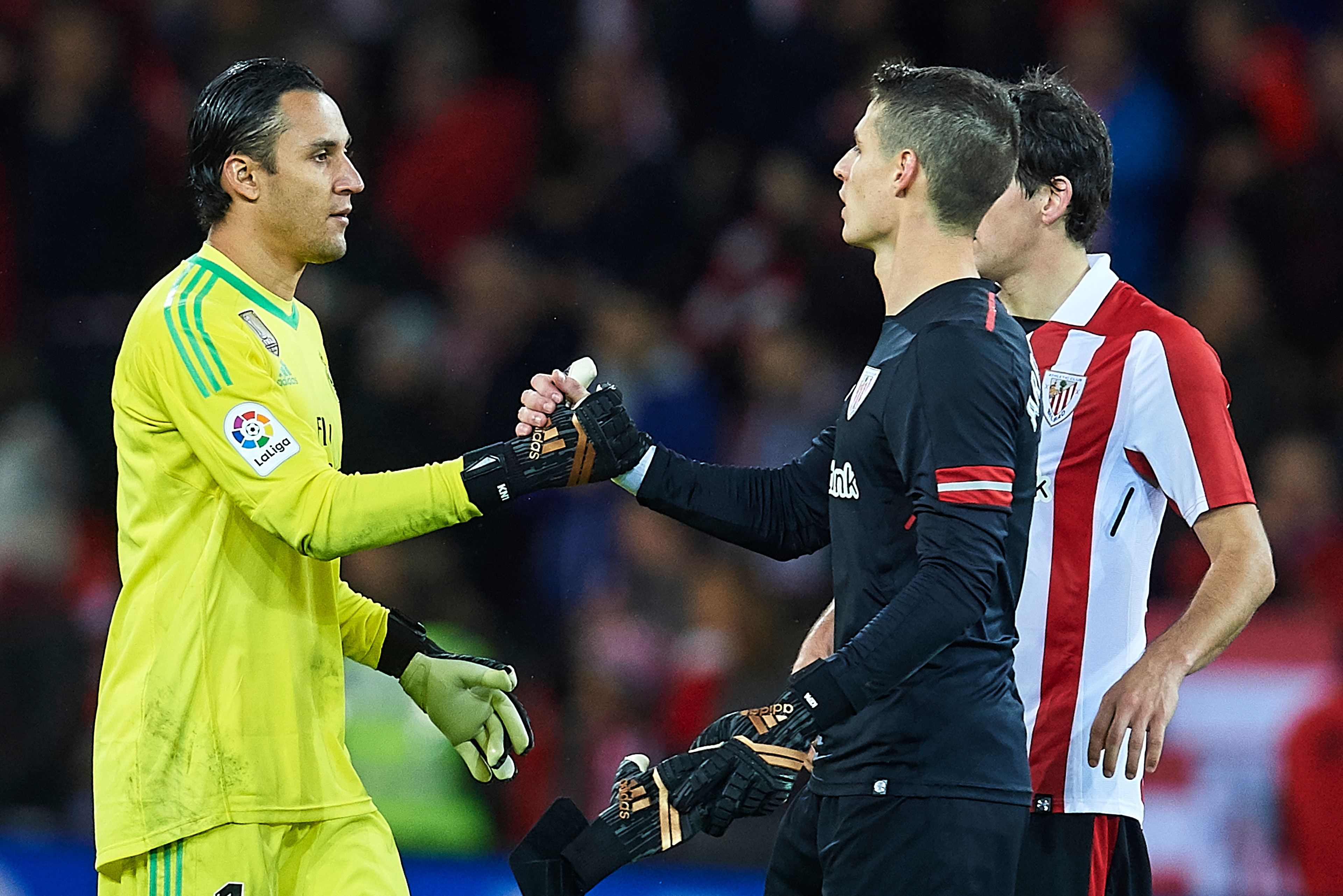 BILBAO, SPAIN - DECEMBER 02:  Keylor Navas of Real Madrid CF (L) shake hands wth Kepa Arrizabalaga of Athletic Club (R) during the La Liga match between Athletic Club and Real Madrid at Estadio de San Mames on December 2, 2017 in Bilbao, Spain.  (Photo by