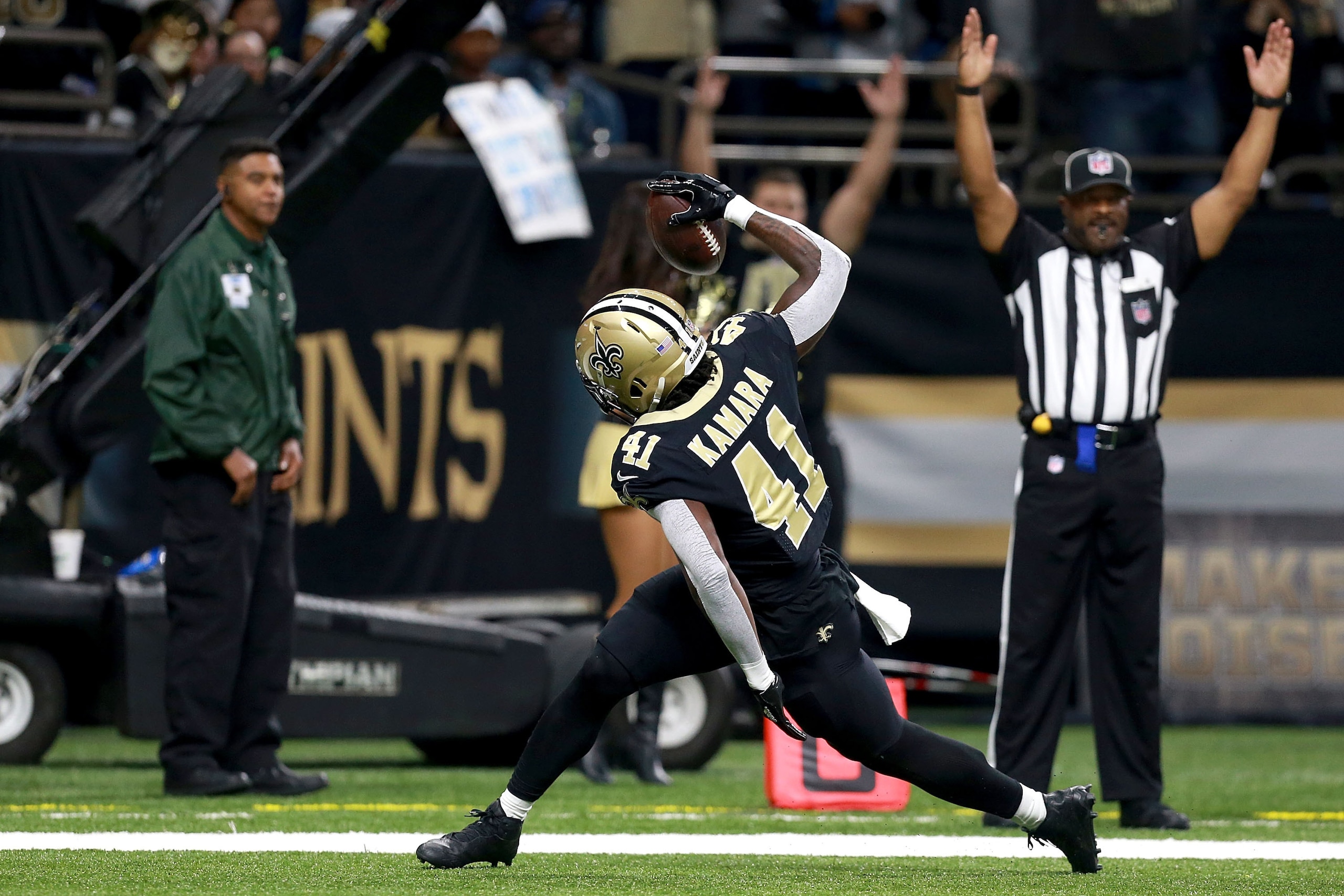 NEW ORLEANS, LA - DECEMBER 03: Alvin Kamara spikes the ball after scoring a touchdown against the Carolina Panthers during the first half of a NFL game at the Mercedes-Benz Superdome on December 3, 2017 in New Orleans, Louisiana. (Photo by Sean Gardner/ NEW ORLEANS, LA - DECEMBER 03: Alvin Kamara spikes the ball after scoring a touchdown against the Carolina Panthers during the first half of a NFL game at the Mercedes-Benz Superdome on December 3, 2017 in New Orleans, Louisiana. (Photo by Sean Gardner/