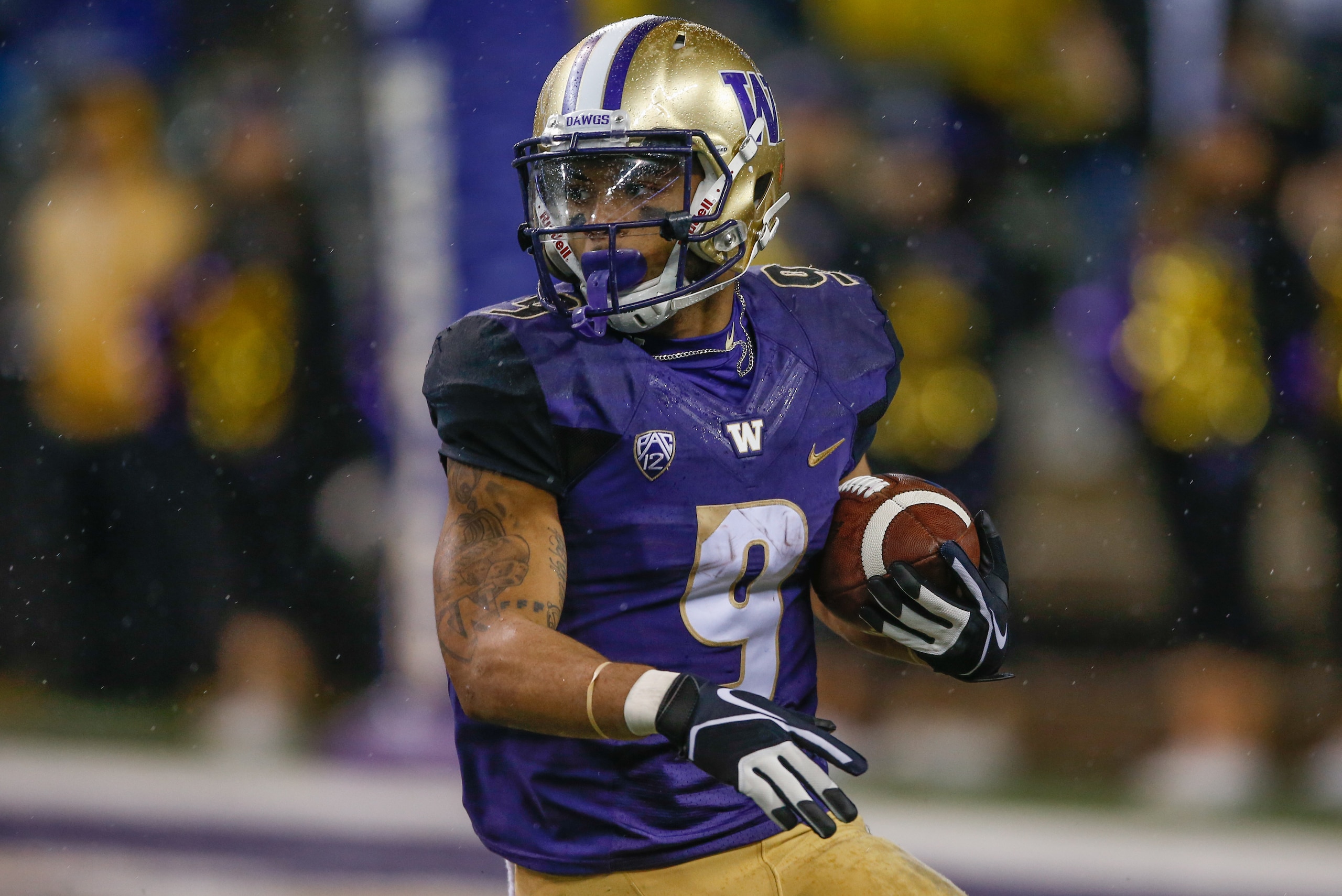 SEATTLE, WA - NOVEMBER 25:  Running back Myles Gaskin #9 of the Washington Huskies rushes against the Washington State Cougars at Husky Stadium on November 25, 2017 in Seattle, Washington.  (Photo by Otto Greule Jr/Getty Images)
