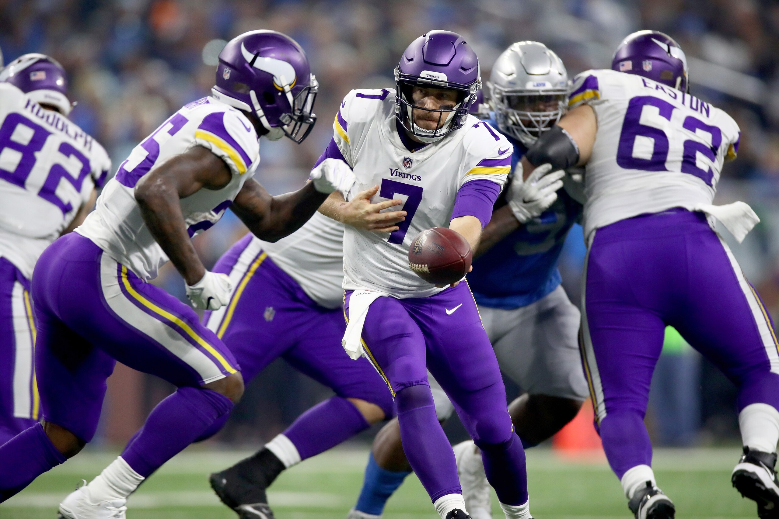 DETROIT, MI - NOVEMBER 23: Quarterback Case Keenum #7 of the Minnesota Vikings hands off the ball to Latavius Murray #25 of the Minnesota Vikings against the Detroit Lions during the second half at Ford Field on November 23, 2017 in Detroit, Michigan. (Ph