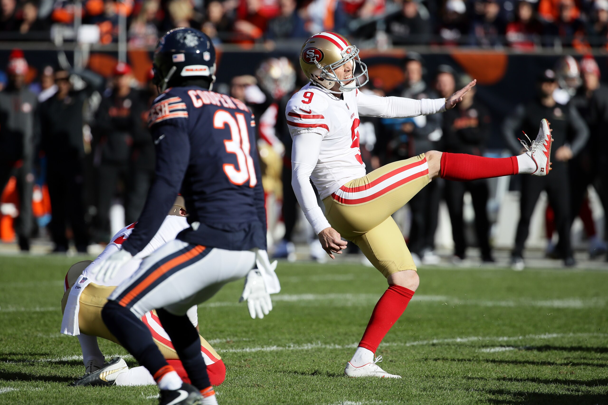 CHICAGO, IL - DECEMBER 03:   Robbie Gould #9 of the San Francisco 49ers kicks a field goal in the first quarter against the Chicago Bears at Soldier Field on December 3, 2017 in Chicago, Illinois.  (Photo by Jonathan Daniel/Getty Images)