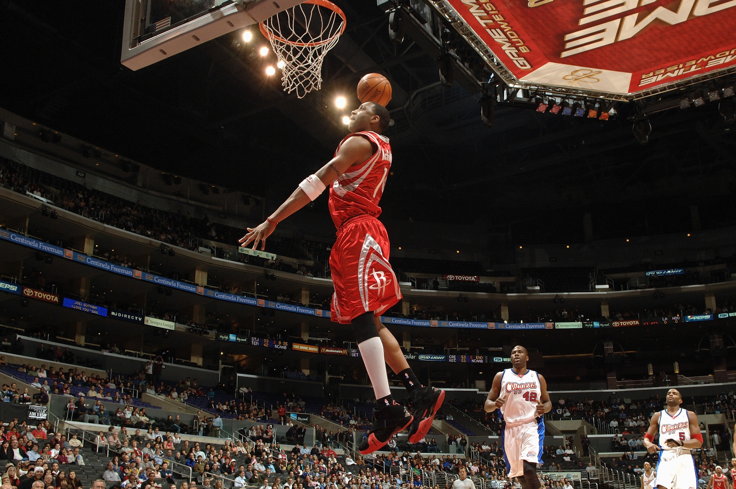 LOS ANGELES - FEBRUARY 14:  Tracy McGrady #1 of the Houston Rockets dunks during the game with the Los Angeles Clippers on February 14, 2006 at Staples Center in Los Angeles, California.  The Rockets128-97. NOTE TO USER: User expressly acknowledges and ag