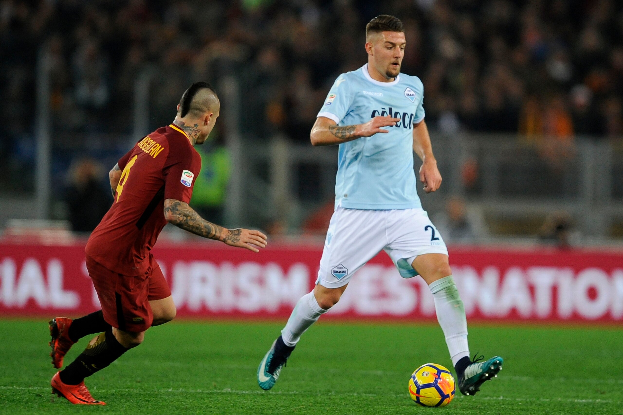 ROME, ROMA - NOVEMBER 18:  Radja Nainggolan of AS Roma compete for the ball with Sergej Milinkovic Savic of SS Lazio  during the Serie A match between AS Roma and SS Lazio at Stadio Olimpico on November 18, 2017 in Rome, Italy.  (Photo by Marco Rosi/Getty