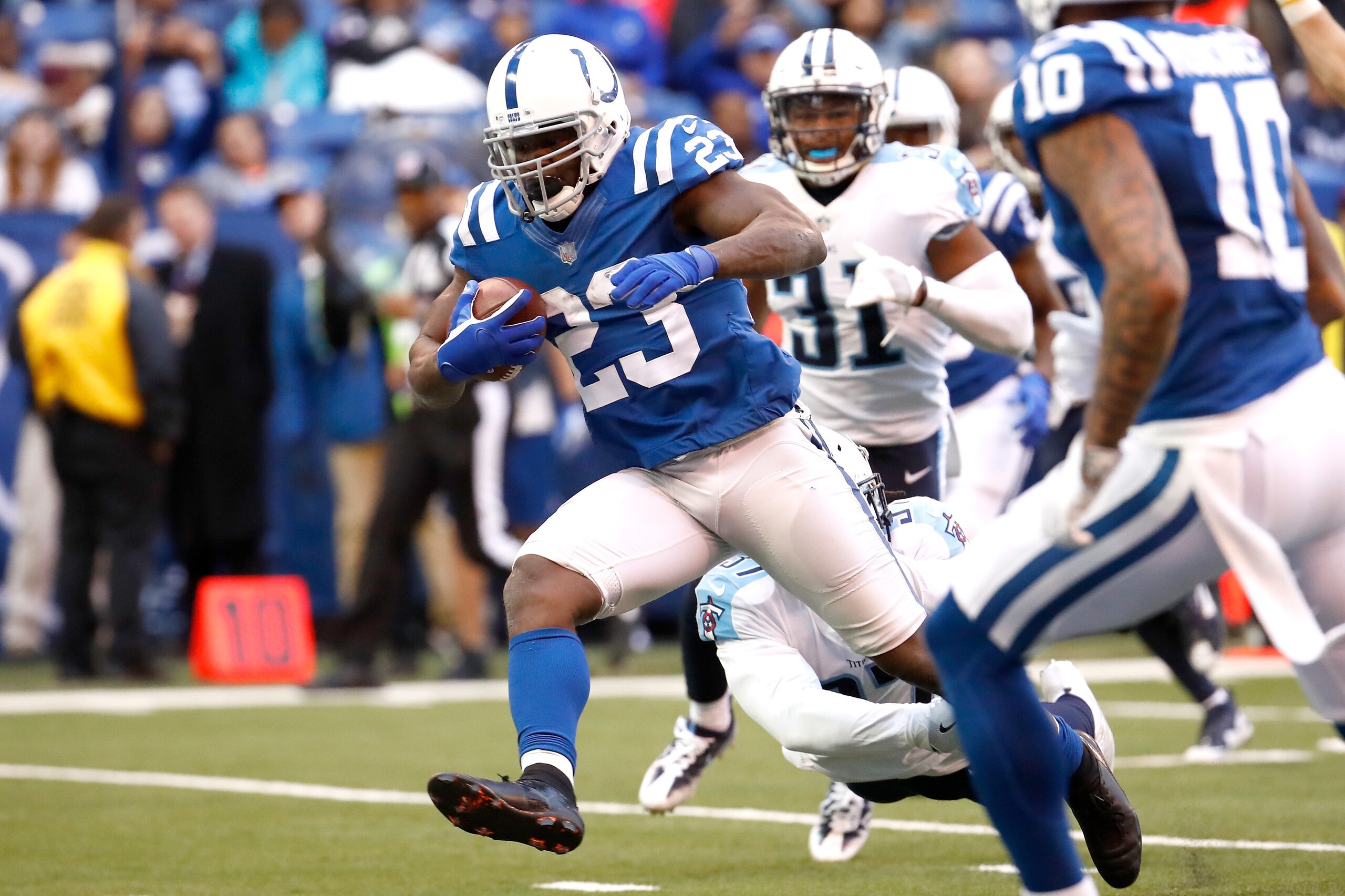 INDIANAPOLIS, IN - NOVEMBER 26:  Frank Gore #23 of the Indianapolis Colts runs for a touchdown against the Tennessee Titans  at Lucas Oil Stadium on November 26, 2017 in Indianapolis, Indiana.  (Photo by Andy Lyons/Getty Images)