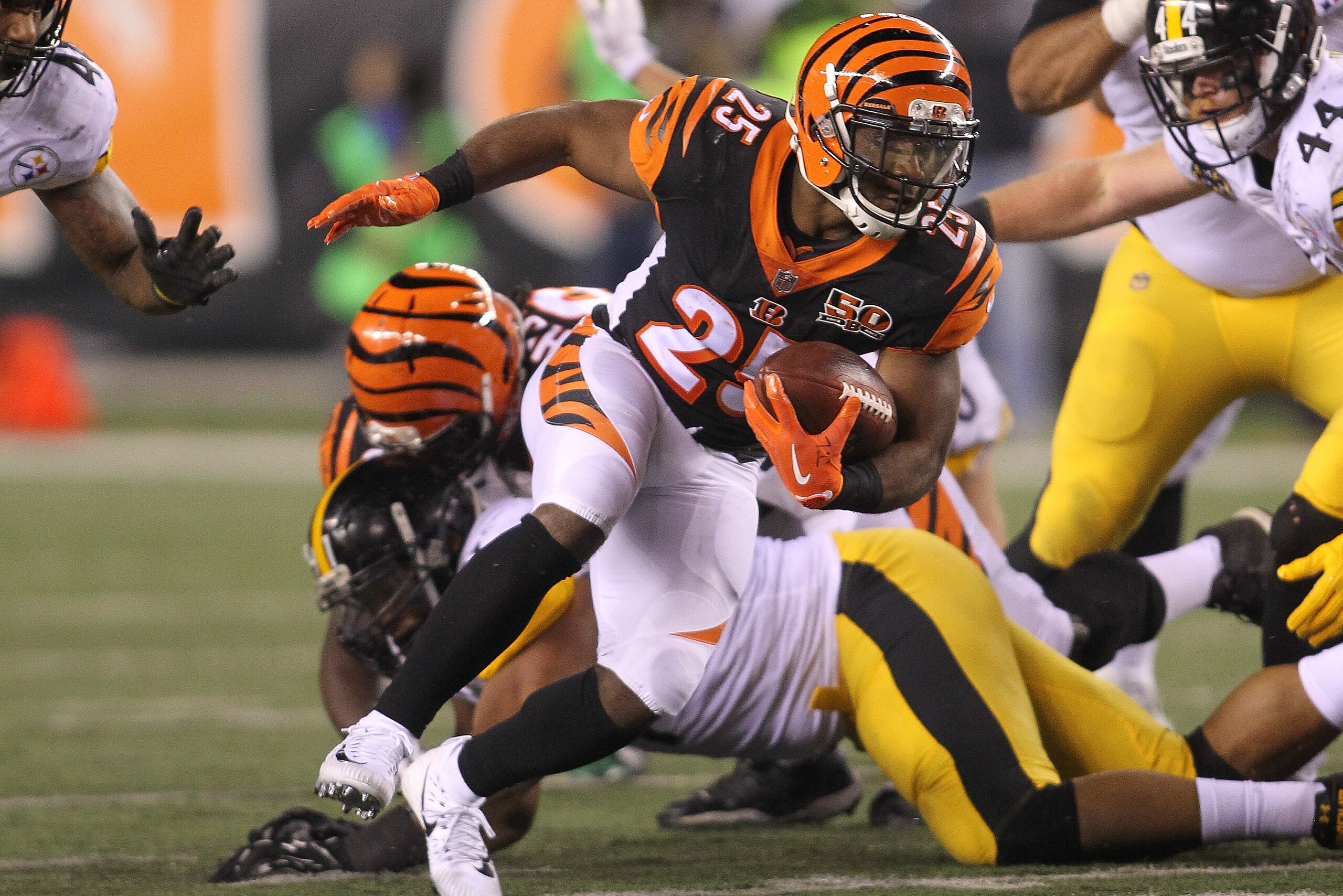 CINCINNATI, OH - DECEMBER 04:  Giovani Bernard #25 of the Cincinnati Bengals runs with the ball against the Pittsburgh Steelers during the first half at Paul Brown Stadium on December 4, 2017 in Cincinnati, Ohio.  (Photo by John Grieshop/Getty Images)