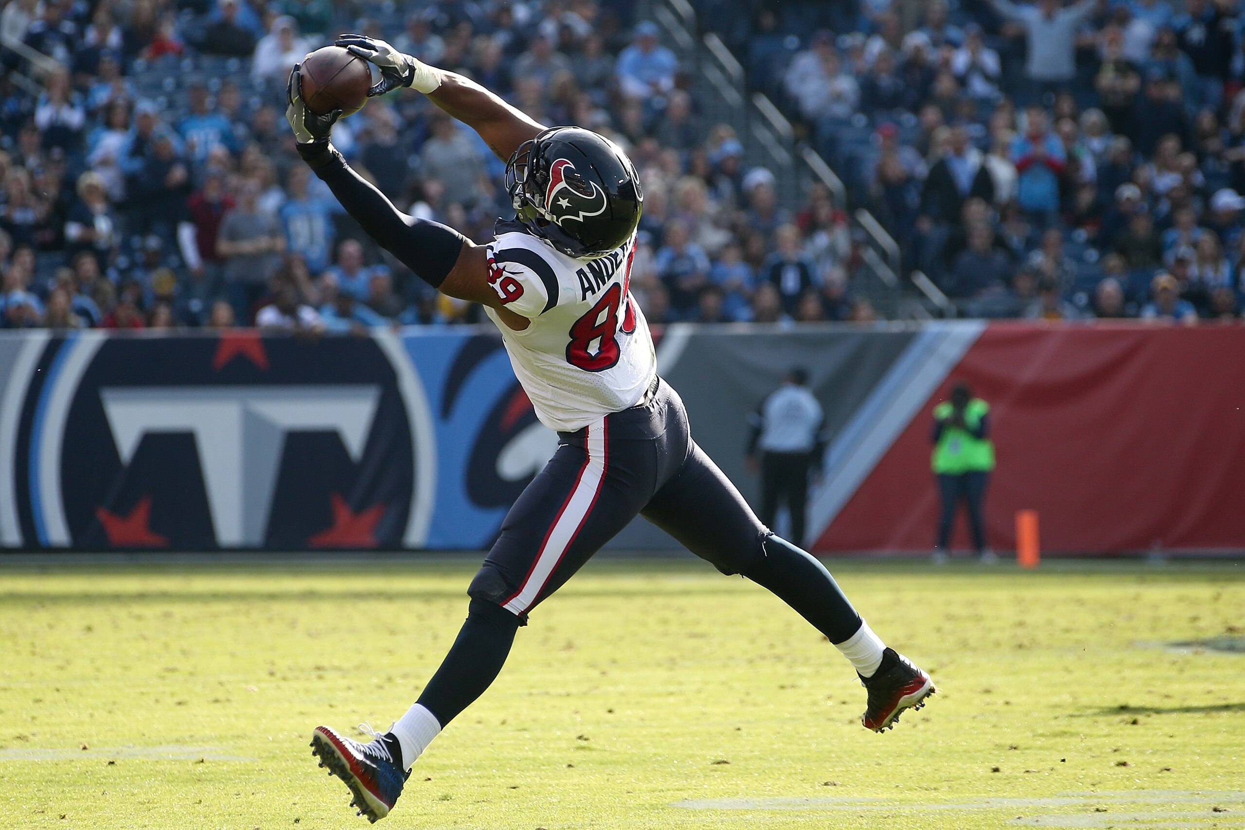 NASHVILLE, TN - DECEMBER 03:  Stephen Anderson #89 of the Houston Texans makes a catch against the Tennessee Titans during the first half at Nissan Stadium on December 3, 2017 in Nashville, Tennessee.  (Photo by Frederick Breedon/Getty Images)