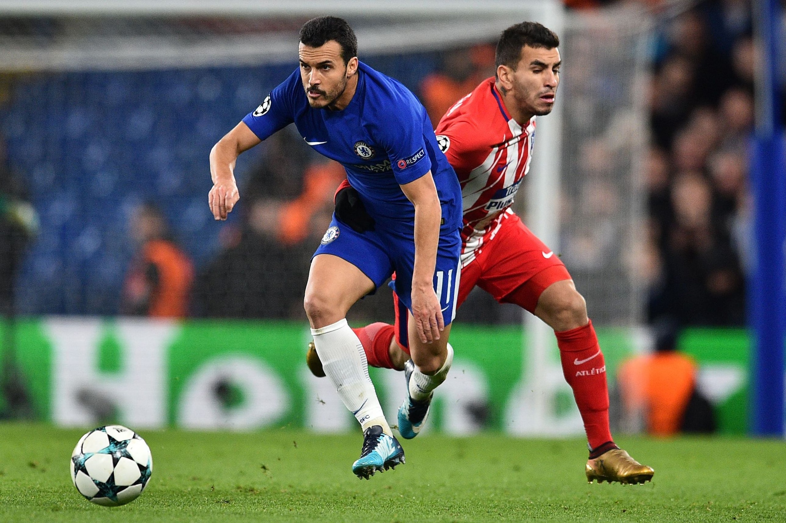 Chelsea's Spanish midfielder Pedro (L) vies with Atletico Madrid's Argentinian striker Angel Correa during a UEFA Champions League Group C football match between Chelsea and Atletico Madrid at Stamford Bridge in London on December 5, 2017. / AFP PHOTO / G Chelsea's Spanish midfielder Pedro (L) vies with Atletico Madrid's Argentinian striker Angel Correa during a UEFA Champions League Group C football match between Chelsea and Atletico Madrid at Stamford Bridge in London on December 5, 2017. / AFP PHOTO / G