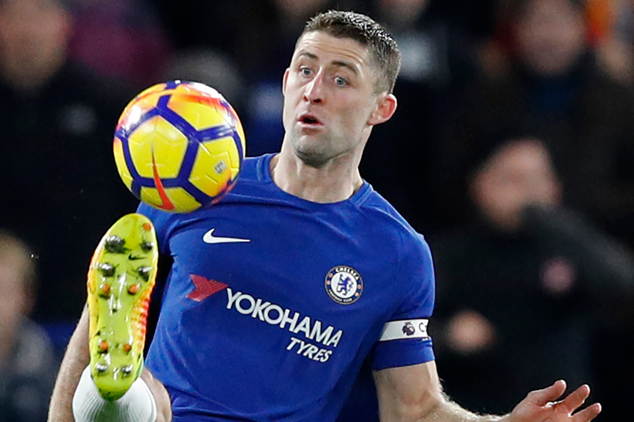 Chelsea's English defender Gary Cahill controls the ball during the English Premier League football match between Chelsea and Swansea City at Stamford Bridge in London on November 29, 2017. / AFP PHOTO / Adrian DENNIS / RESTRICTED TO EDITORIAL USE. No use Chelsea's English defender Gary Cahill controls the ball during the English Premier League football match between Chelsea and Swansea City at Stamford Bridge in London on November 29, 2017. / AFP PHOTO / Adrian DENNIS / RESTRICTED TO EDITORIAL USE. No use