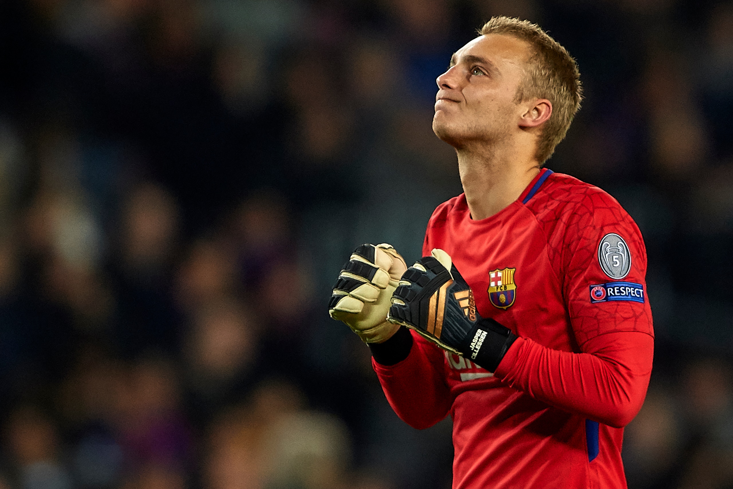 BARCELONA, SPAIN - DECEMBER 05:  Jasper Cillessen of FC Barcelona reacts during the UEFA Champions League group D match between FC Barcelona and Sporting CP at Camp Nou on December 5, 2017 in Barcelona, Spain.  (Photo by Manuel Queimadelos Alonso/Getty Im