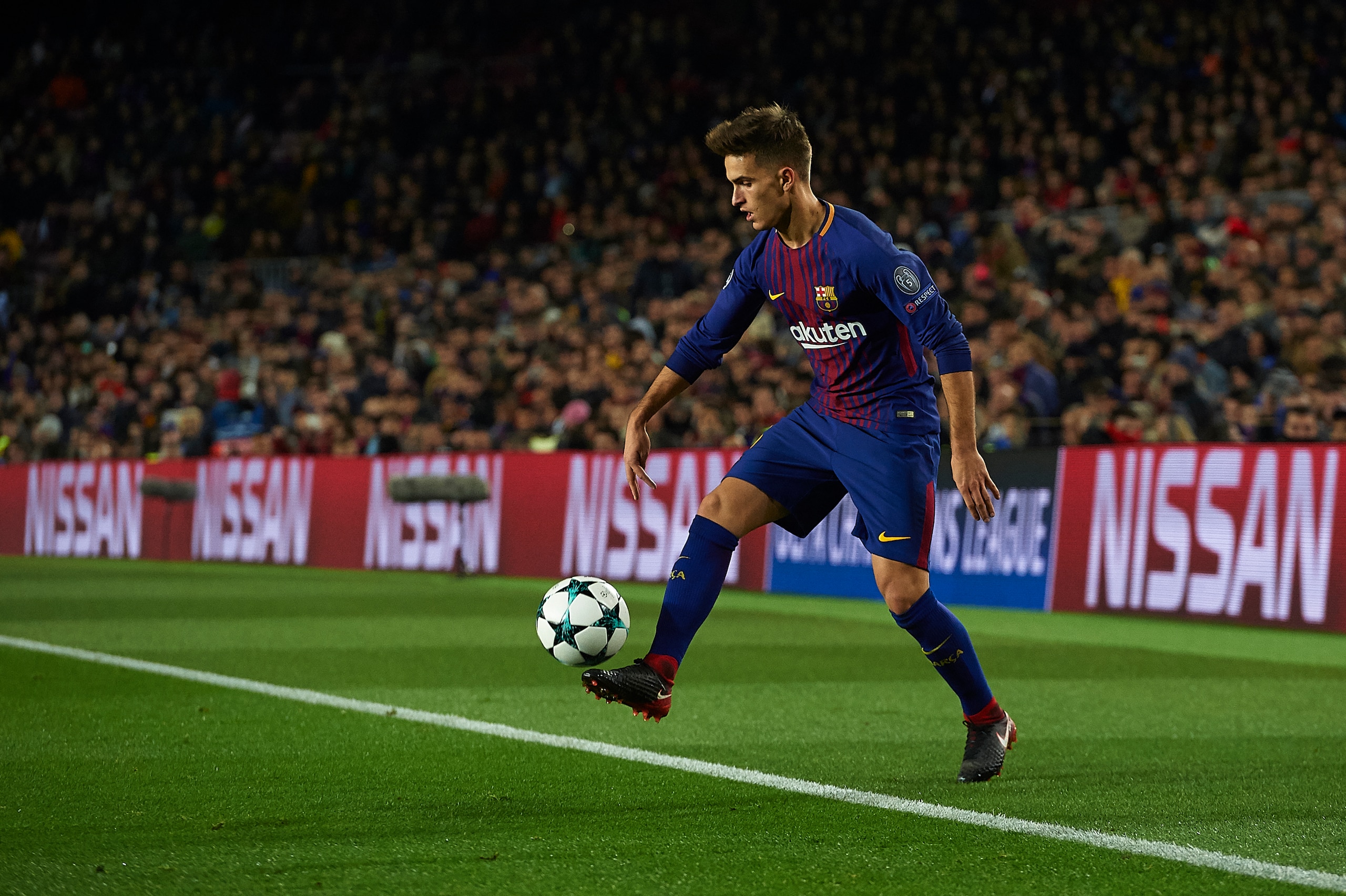 BARCELONA, SPAIN - DECEMBER 05:  Denis Suarez of Barcelona controls the ball during the UEFA Champions League group D match between FC Barcelona and Sporting CP at Camp Nou on December 5, 2017 in Barcelona, Spain.  (Photo by Manuel Queimadelos Alonso/Gett