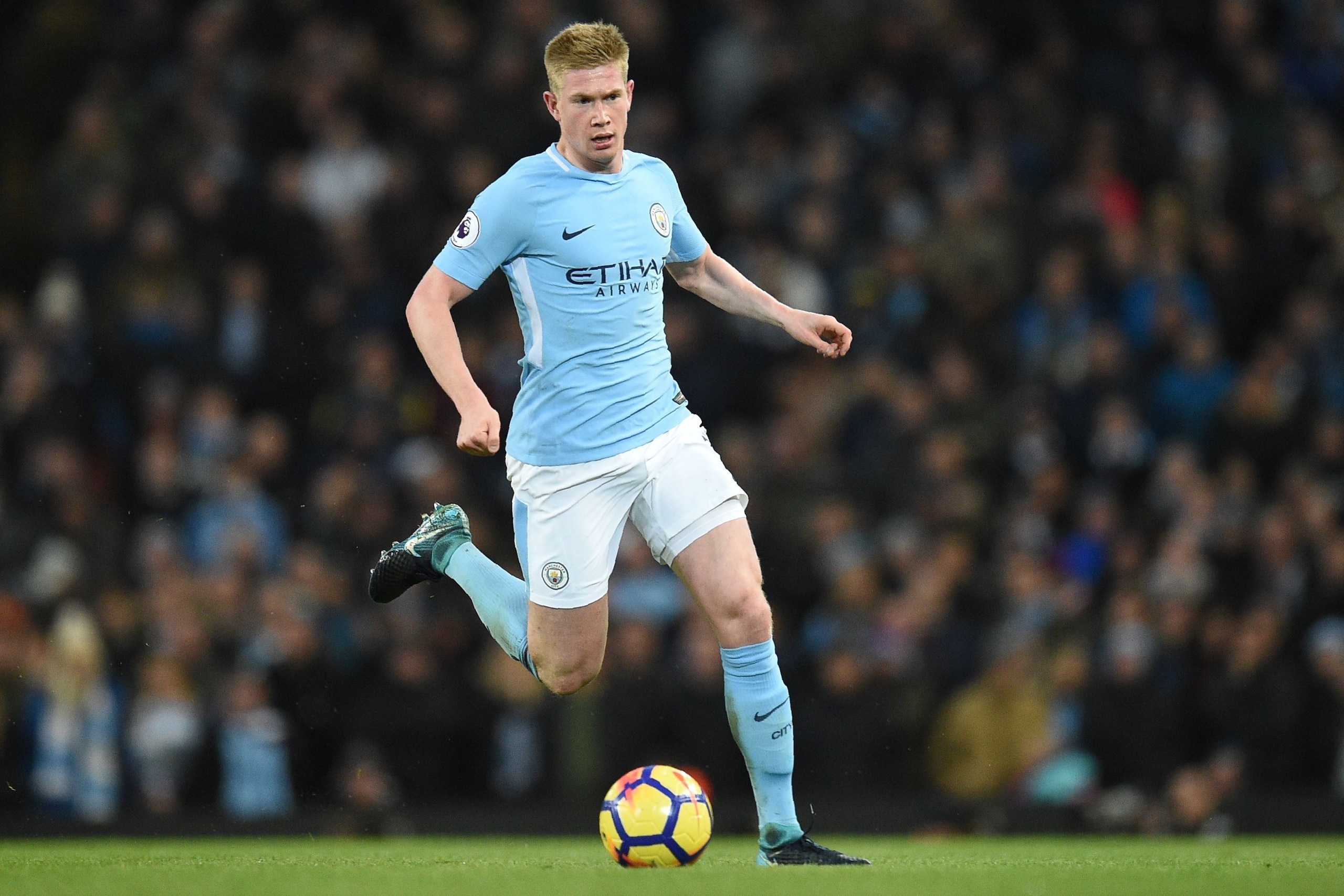 Manchester City's Belgian midfielder Kevin De Bruyne runs with the ball during the English Premier League football match between Manchester City and West Ham United at the Etihad Stadium in Manchester, north west England, on December 3, 2017. / AFP PHOTO 