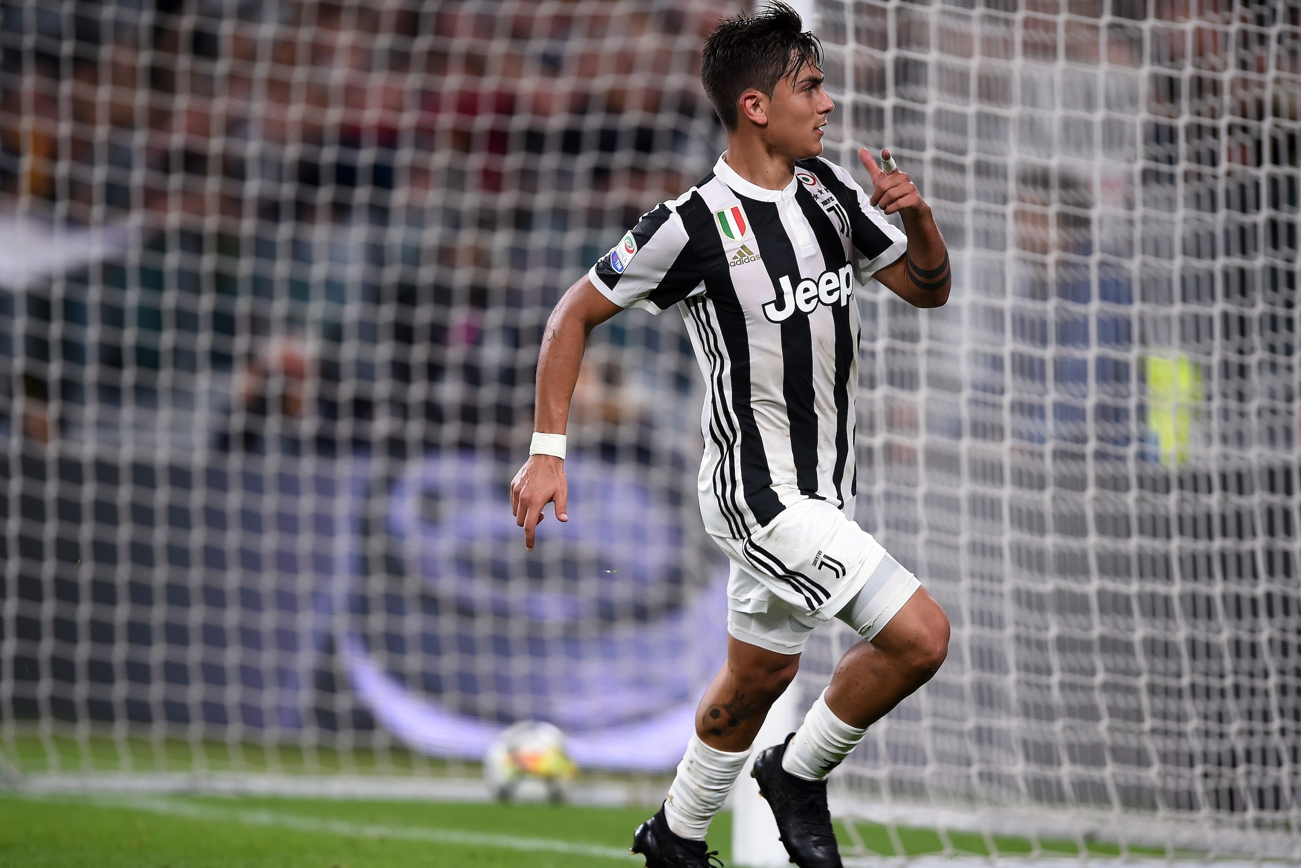 Juventus' forward from Argentina Paulo Dybala celebrates after scoring a goal during the italian Serie A football match Juventus vs Torino in Turin on September 23, 2017.  / AFP PHOTO / FILIPPO MONTEFORTE        (Photo credit should read FILIPPO MONTEFORT