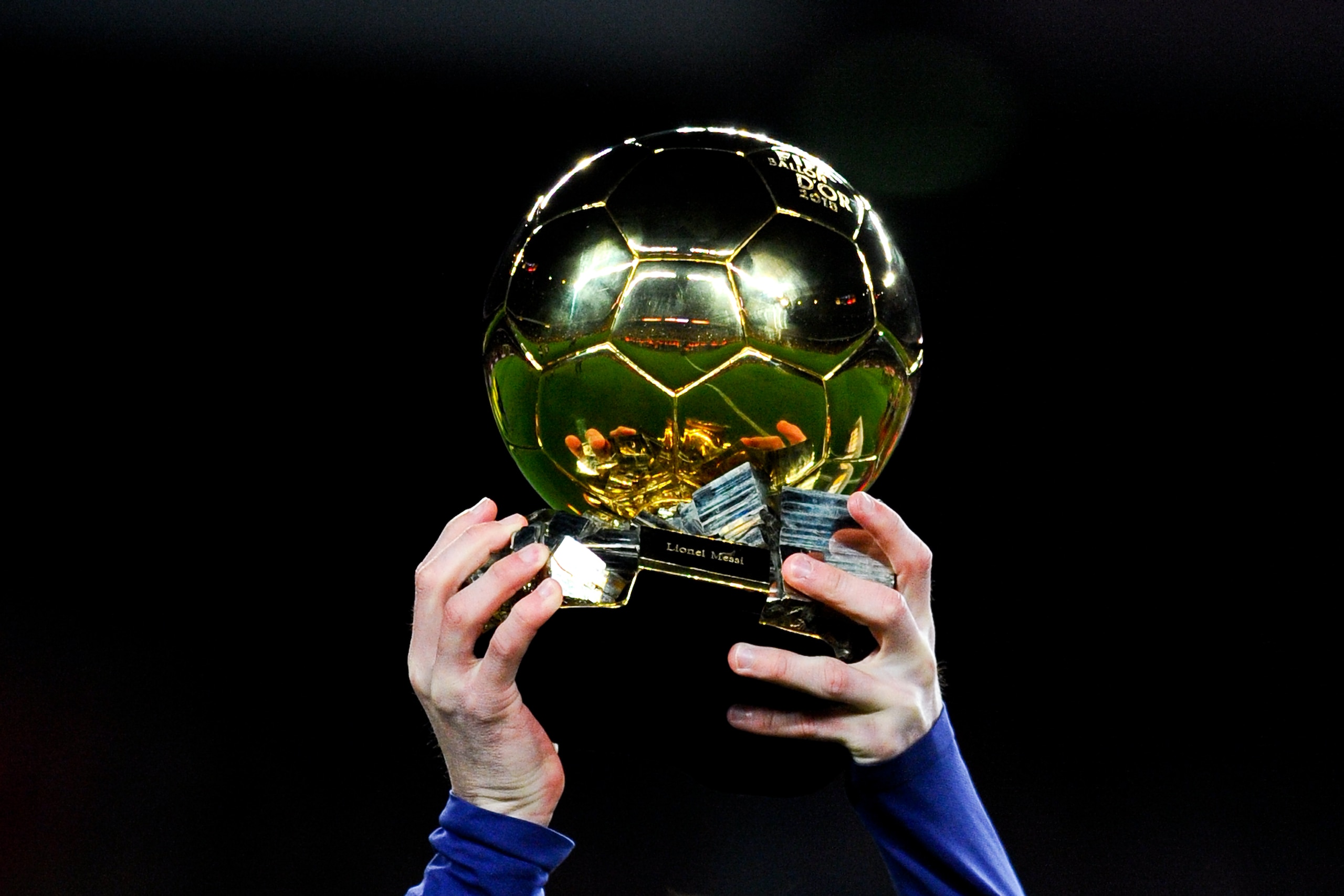 BARCELONA, SPAIN - JANUARY 17:  Lionel Messi of FC Barcelona holds up the FIFA Ballon d'Or trophy prior to the La Liga match between FC Barcelona and Athletic Club de Bilbao  at Camp Nou on January 17, 2016 in Barcelona, Spain.  (Photo by David Ramos/Gett