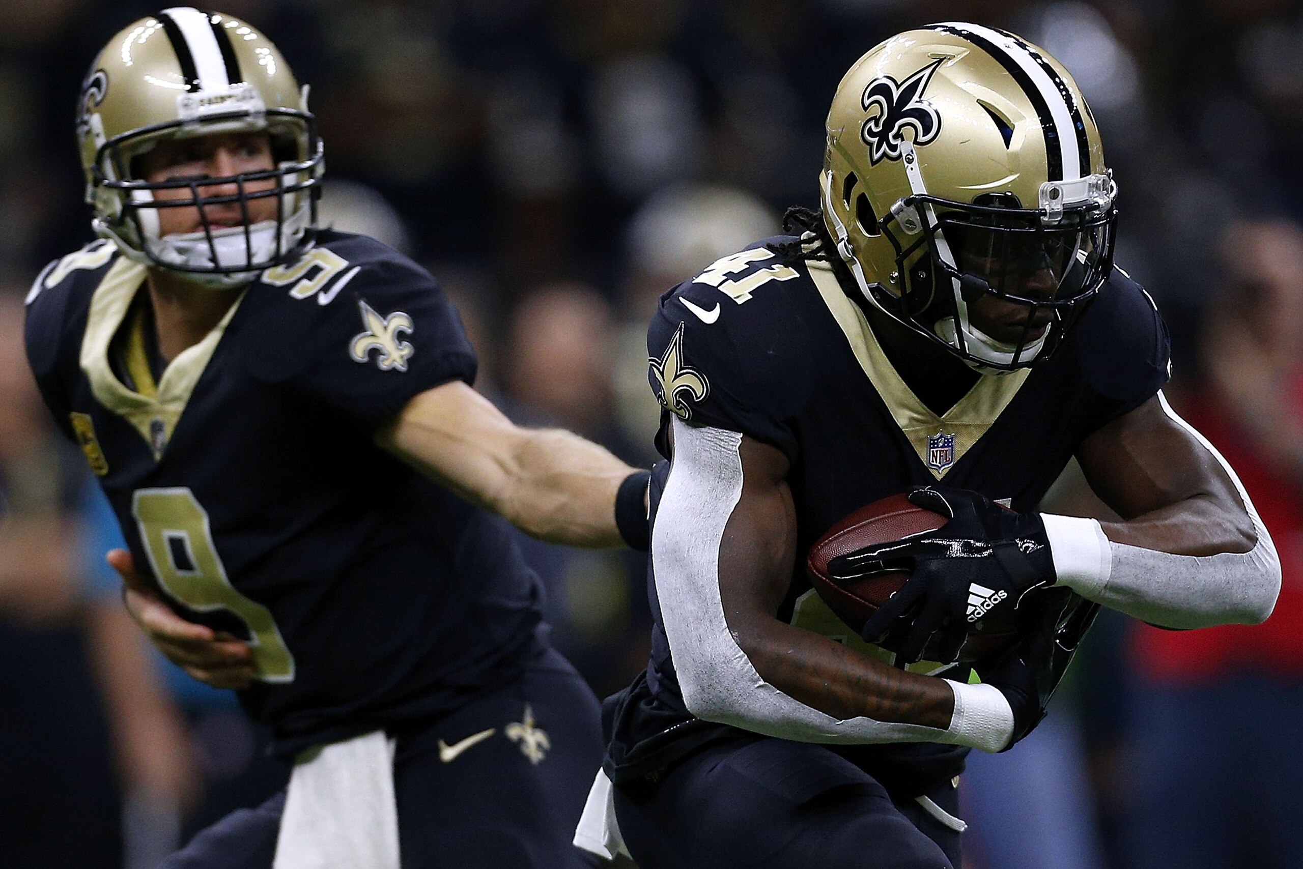 NEW ORLEANS, LA - DECEMBER 03:  Drew Brees #9 of the New Orleans Saints hands the ball to Alvin Kamara #41 during a game against the Carolina Panthers at the Mercedes-Benz Superdome on December 3, 2017 in New Orleans, Louisiana.  (Photo by Jonathan Bachma