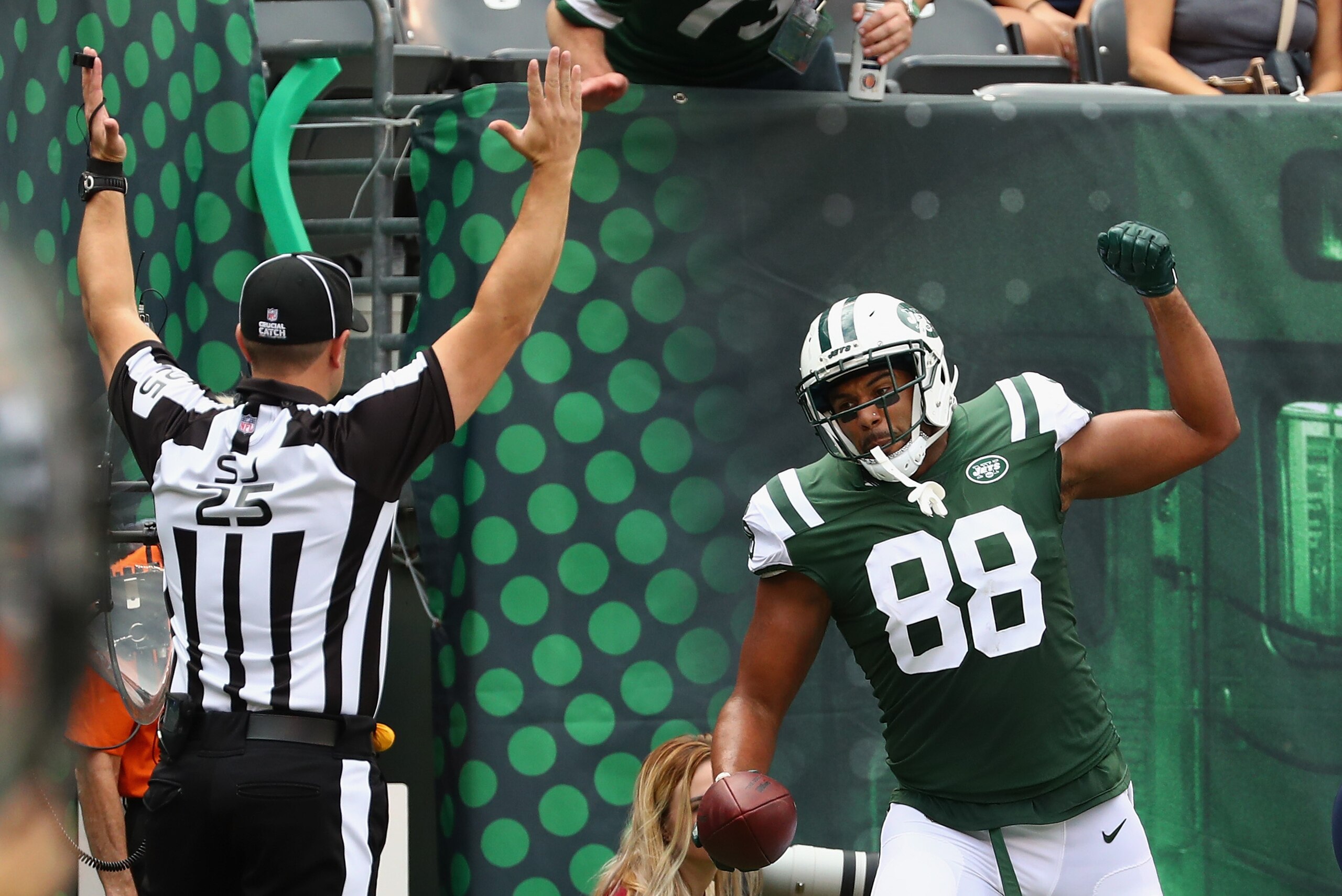 EAST RUTHERFORD, NJ - OCTOBER 15:  Austin Seferian-Jenkins #88 of the New York Jets celebrates a scoring a touchdown against the New England Patriots during the first quarter of their game at MetLife Stadium on October 15, 2017 in East Rutherford, New Jer