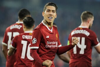 TOPSHOT - Liverpool's Brazilian midfielder Roberto Firmino celebrates after scoring a goal on November 21, 2017 at the Ramon Sanchez Pizjuan stadium in Sevilla during the UEFA Champions League group E football match between Sevilla FC and Liverpool FC. / 