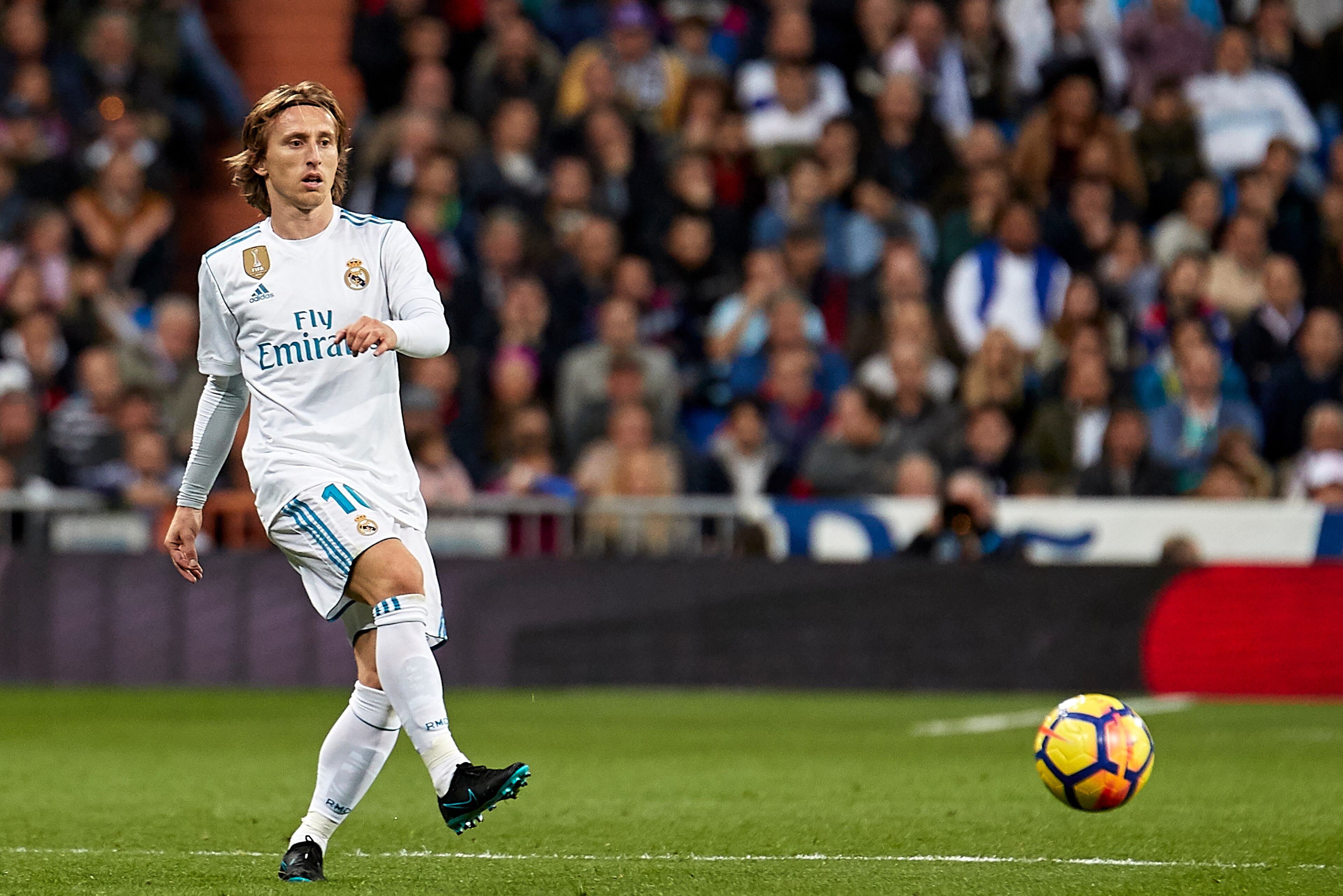 MADRID, SPAIN - NOVEMBER 25:  Luka Modric of Real Madrid in action during the La Liga match between Real Madrid and Malaga at Estadio Santiago Bernabeu on November 25, 2017 in Madrid, Spain.  (Photo by fotopress/Getty Images)