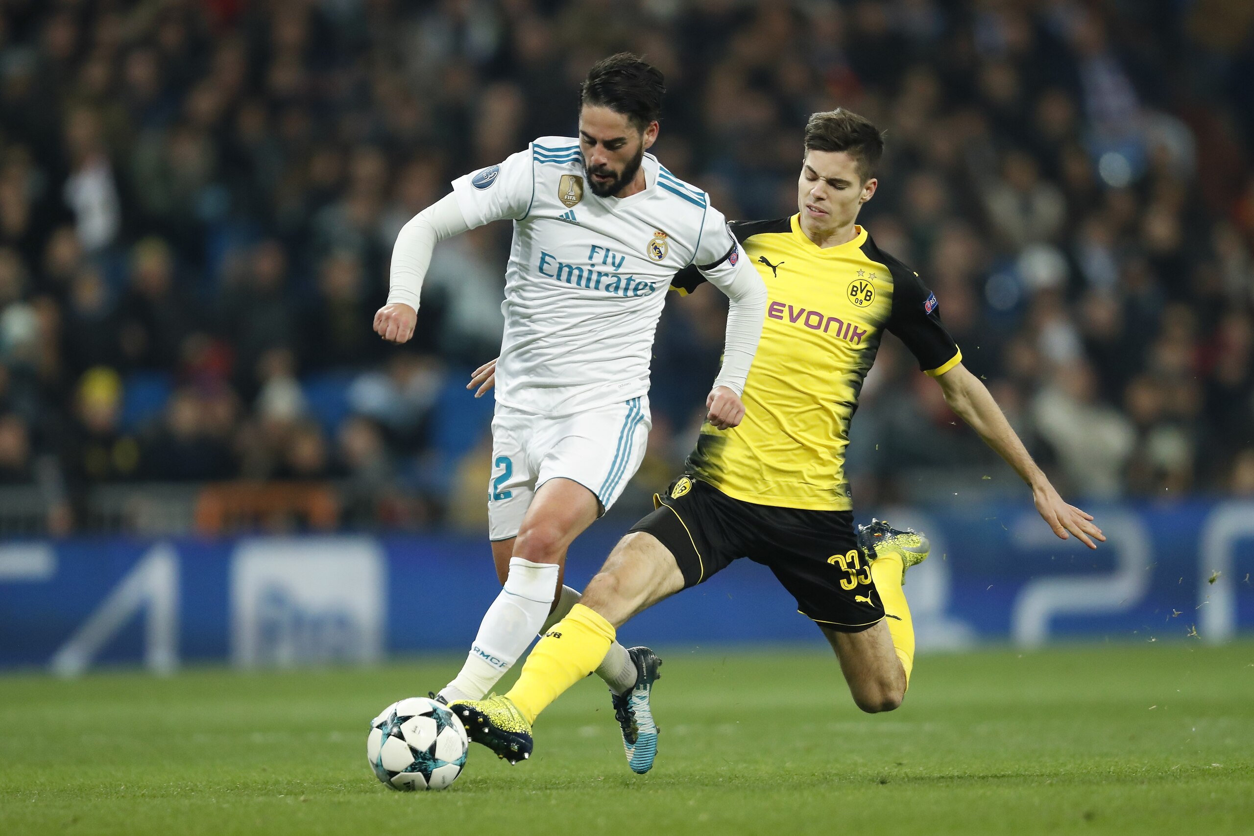 (L-R) Isco of Real Madrid, Julian Weigl of Borussia Dortmund during the UEFA Champions League group H match between Real Madrid and Borussia Dortmund on December 06, 2017 at the Santiago Bernabeu stadium in Madrid, Spain.(Photo by VI Images via Getty Imag (L-R) Isco of Real Madrid, Julian Weigl of Borussia Dortmund during the UEFA Champions League group H match between Real Madrid and Borussia Dortmund on December 06, 2017 at the Santiago Bernabeu stadium in Madrid, Spain.(Photo by VI Images via Getty Imag