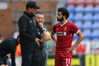 WIGAN, ENGLAND - JULY 14:  Jurgen Klopp the manager of Liverpool talks with Mohamed Salah of Liverpool during the pre-season friendly match between Wigan Athletic and Liverpool at DW Stadium on July 14, 2017 in Wigan, England.  (Photo by Alex Livesey/Gett