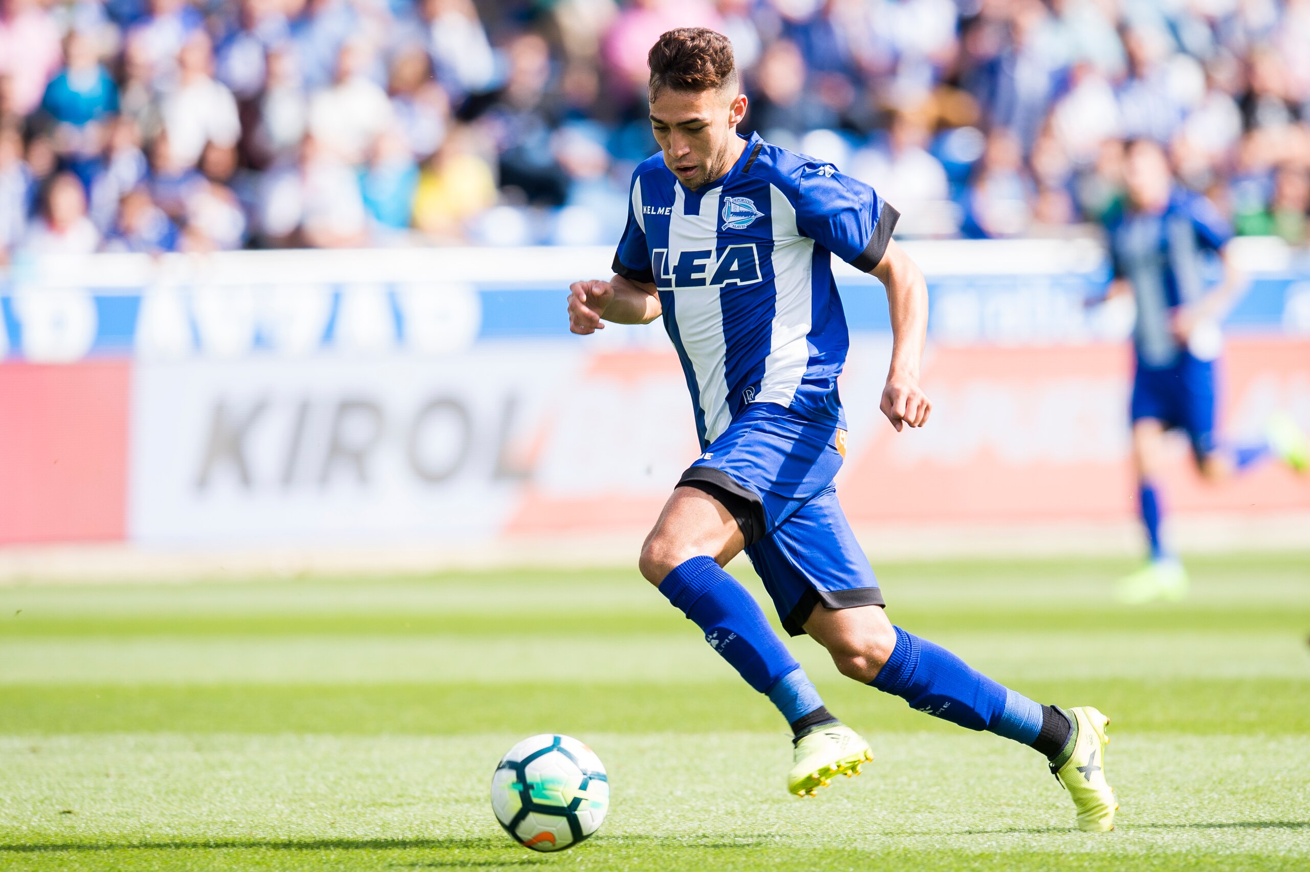 VITORIA-GASTEIZ, SPAIN - SEPTEMBER 17: Munir El Haddadi of Deportivo Alaves controls the ball during the La Liga match between Deportivo Alaves and Villarreal CF at Mendizorroza stadium on September 17, 2017 in Vitoria-Gasteiz, Spain. (Photo by Juan Man VITORIA-GASTEIZ, SPAIN - SEPTEMBER 17: Munir El Haddadi of Deportivo Alaves controls the ball during the La Liga match between Deportivo Alaves and Villarreal CF at Mendizorroza stadium on September 17, 2017 in Vitoria-Gasteiz, Spain. (Photo by Juan Man