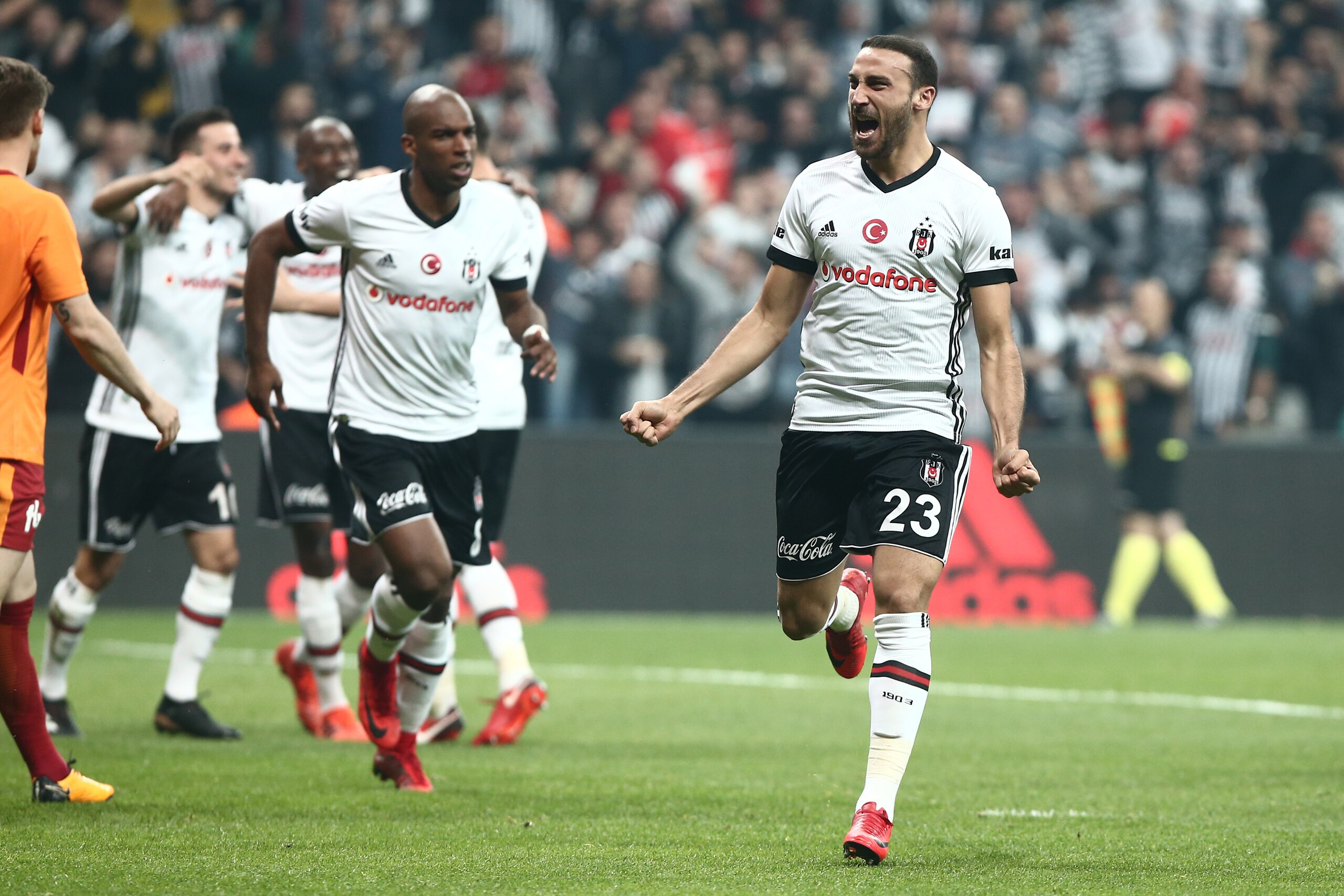 ISTANBUL, TURKEY - DECEMBER 2: Cenk Tosun of Besiktas celebrates 1-0 during the Turkish Super lig  match between Besiktas v Galatasaray at the Vodafone Park on December 2, 2017 in Istanbul Turkey (Photo by Soccrates/Getty Images)