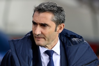Barcelona's Spanish coach Ernesto Valverde attends the UEFA Champions League football match FC Barcelona vs Sporting CP at the Camp Nou stadium in Barcelona on December 5, 2017. / AFP PHOTO / Josep LAGO        (Photo credit should read JOSEP LAGO/AFP/Gett