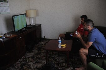 Pre-match relaxation for Soony and Omar.