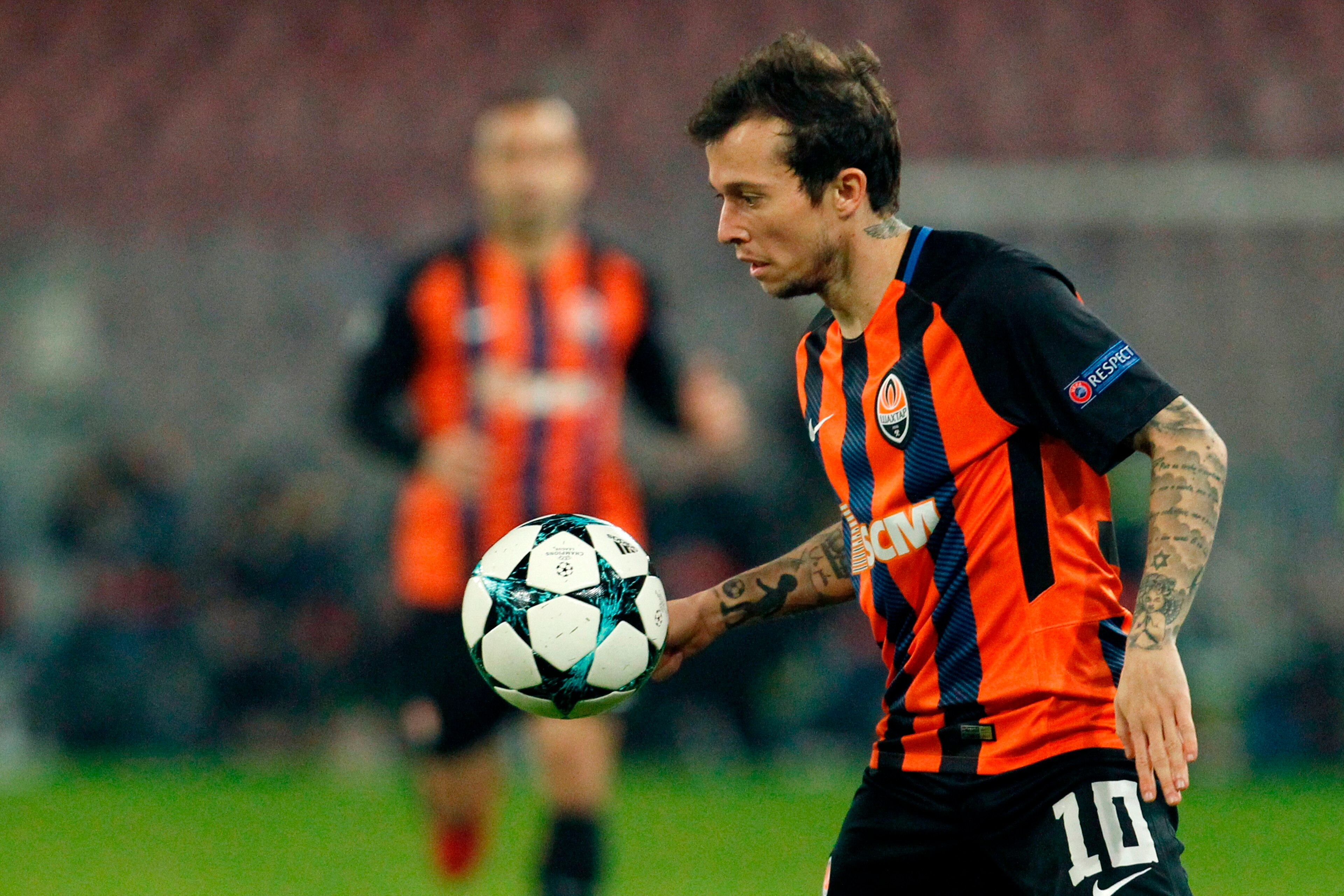 Shakhtar Donetsk's Brazilian midfielder Bernard controls the ball during the UEFA Champions League Group F football match Napoli vs Shakhtar Donetsk on November 21, 2017 at the San Paolo stadium in Naples.  / AFP PHOTO / Carlo Hermann        (Photo credit