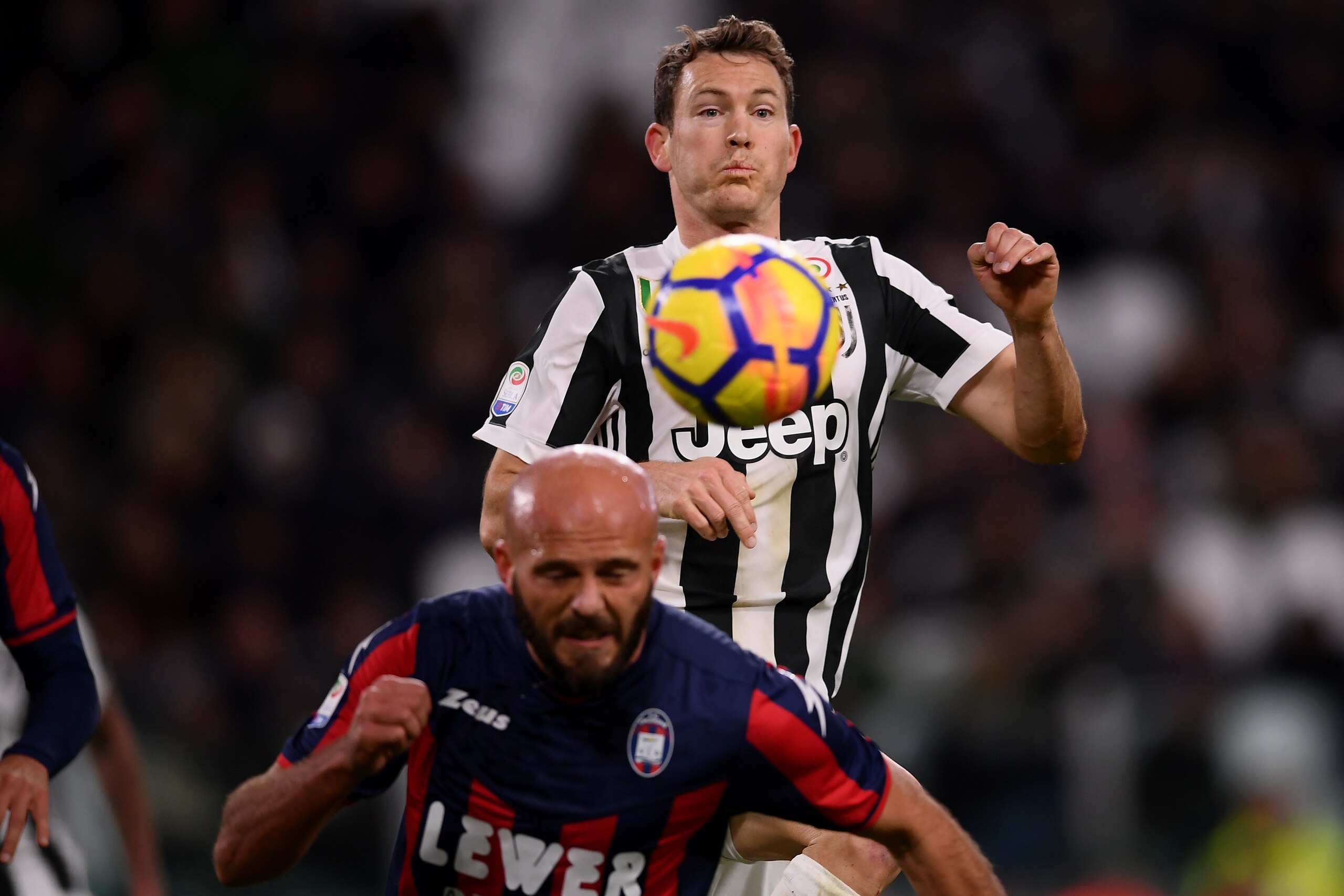 Juventus' defender Stephan Lichtsteiner from Switzerland (top) fights for the ball with Crotone's defender Arlind Ajeti from Albania during the Italian Serie A football match Juventus Vs Crotone on November 26, 2017 at the 'Allianz Stadium' in Turin. / AF Juventus' defender Stephan Lichtsteiner from Switzerland (top) fights for the ball with Crotone's defender Arlind Ajeti from Albania during the Italian Serie A football match Juventus Vs Crotone on November 26, 2017 at the 'Allianz Stadium' in Turin. / AF