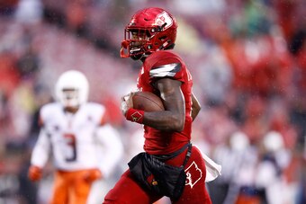 LOUISVILLE, KY - NOVEMBER 18:  Lamar Jackson #8 of the Louisville Cardinals runs for a touchdown against the Syracuse Orange during the game at Papa John's Cardinal Stadium on November 18, 2017 in Louisville, Kentucky.  (Photo by Andy Lyons/Getty Images)