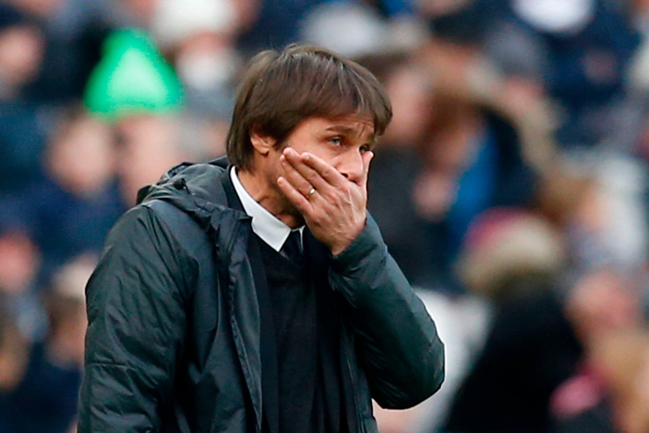 Chelsea's Italian head coach Antonio Conte gestures on the touchline during the English Premier League football match between West Ham United and Chelsea at The London Stadium, in east London on December 9, 2017. / AFP PHOTO / Ian KINGTON / RESTRICTED TO Chelsea's Italian head coach Antonio Conte gestures on the touchline during the English Premier League football match between West Ham United and Chelsea at The London Stadium, in east London on December 9, 2017. / AFP PHOTO / Ian KINGTON / RESTRICTED TO