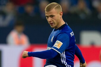 GELSENKIRCHEN, GERMANY - NOVEMBER 19: Max Meyer of Schalke controls the ball during the Bundesliga match between FC Schalke 04 and Hamburger SV at Veltins-Arena on November 19, 2017 in Gelsenkirchen, Germany. (Photo by TF-Images/TF-Images via Getty Images