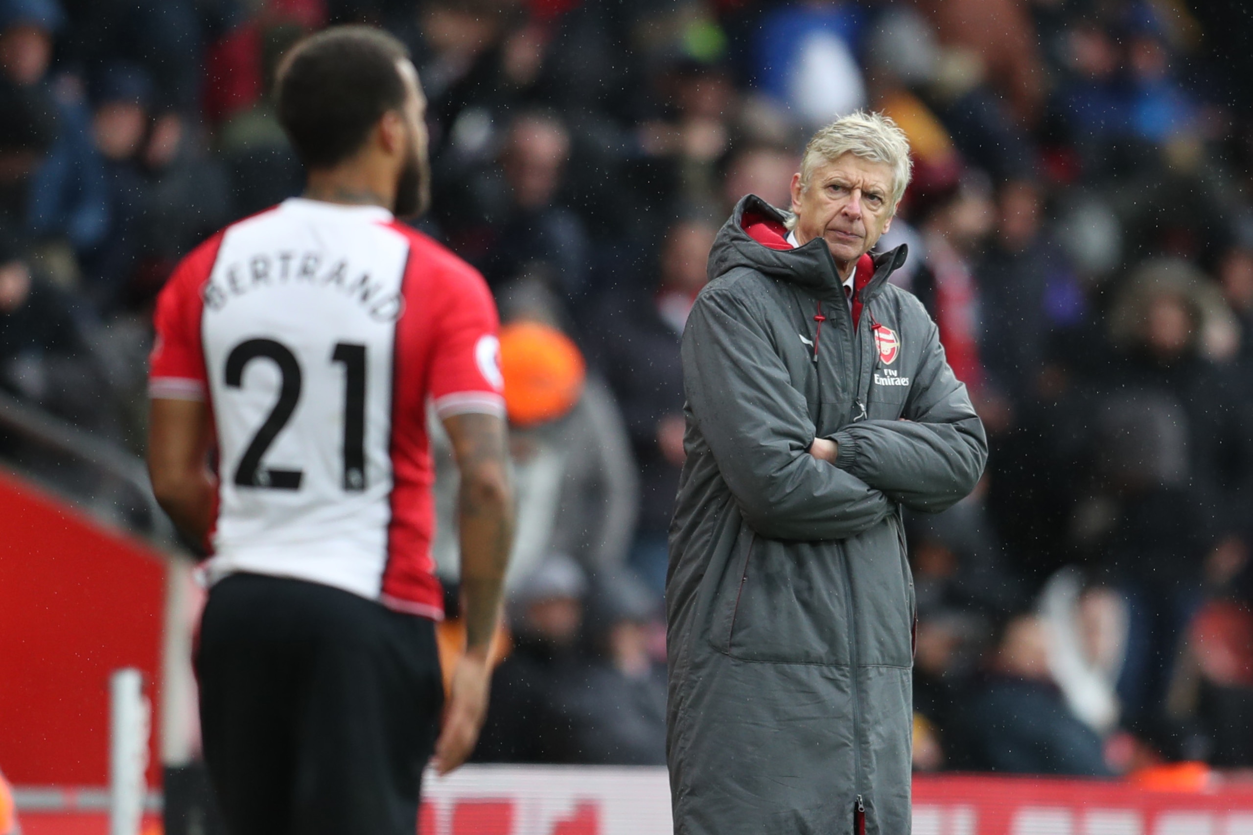 SOUTHAMPTON, ENGLAND - DECEMBER 10: Arsene Wenger manager of Arsenal looks over to Ryan Bertrand of Southampton during the Premier League match between Southampton and Arsenal at St Mary's Stadium on December 10, 2017 in Southampton, England. (Photo by Ca SOUTHAMPTON, ENGLAND - DECEMBER 10: Arsene Wenger manager of Arsenal looks over to Ryan Bertrand of Southampton during the Premier League match between Southampton and Arsenal at St Mary's Stadium on December 10, 2017 in Southampton, England. (Photo by Ca