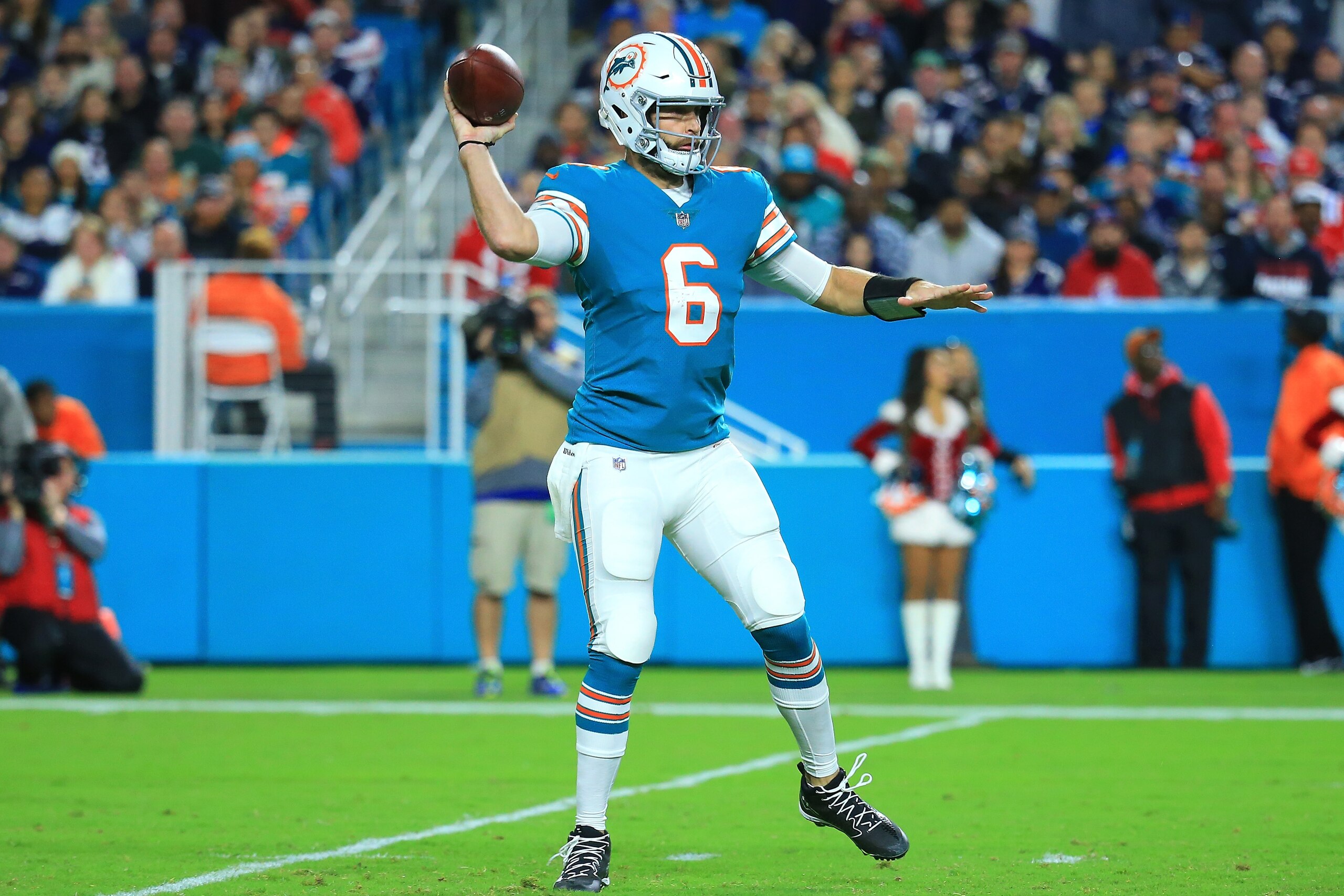 MIAMI GARDENS, FL - DECEMBER 11:  Jay Cutler #6 of the Miami Dolphins looks to pass during the fourth quarter against the New England Patriots at Hard Rock Stadium on December 11, 2017 in Miami Gardens, Florida.  (Photo by Chris Trotman/Getty Images)