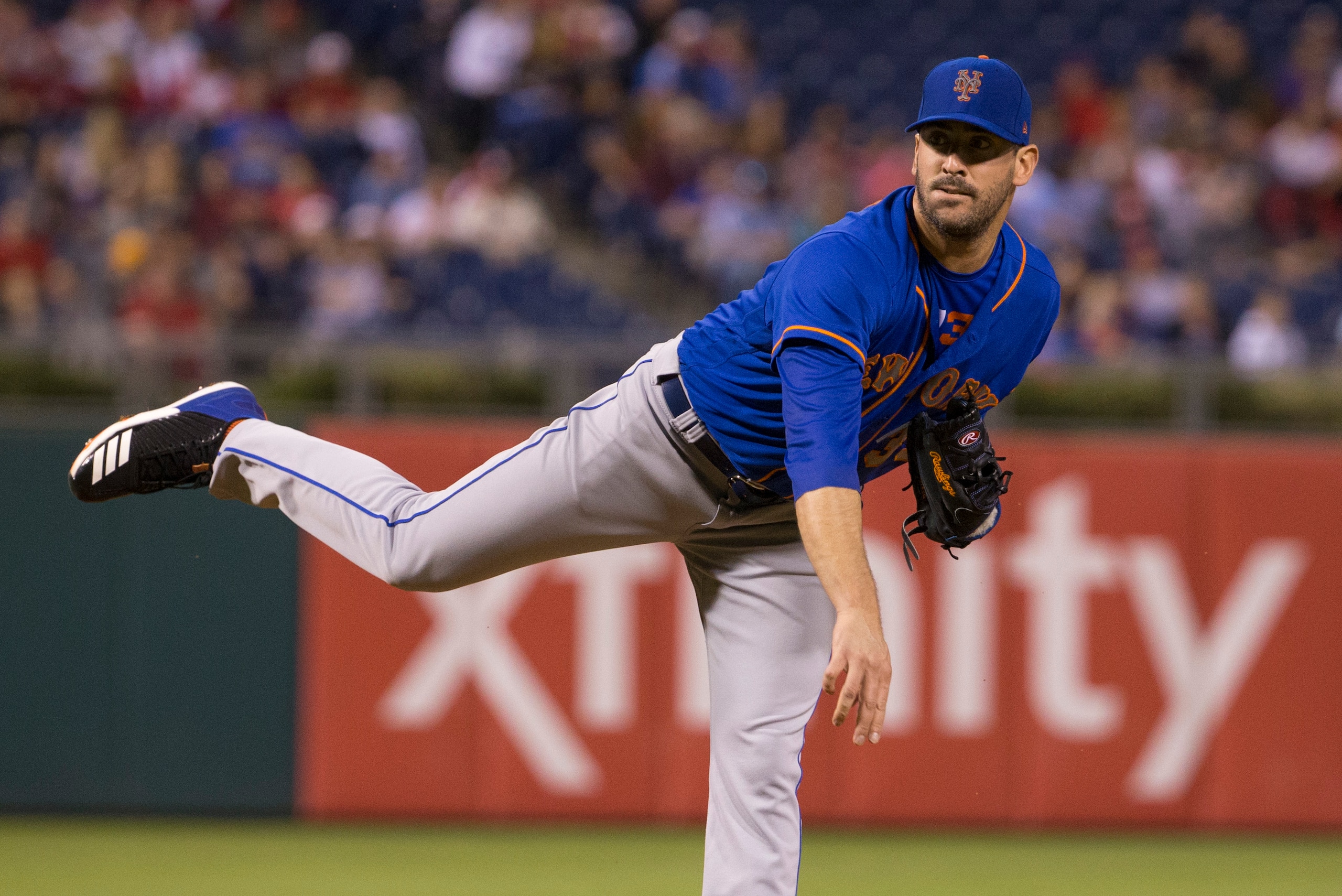 PHILADELPHIA, PA - SEPTEMBER 29: Matt Harvey #33 of the New York Mets pitches against the Philadelphia Phillies at Citizens Bank Park on September 29, 2017 in Philadelphia, Pennsylvania. (Photo by Mitchell Leff/Getty Images)