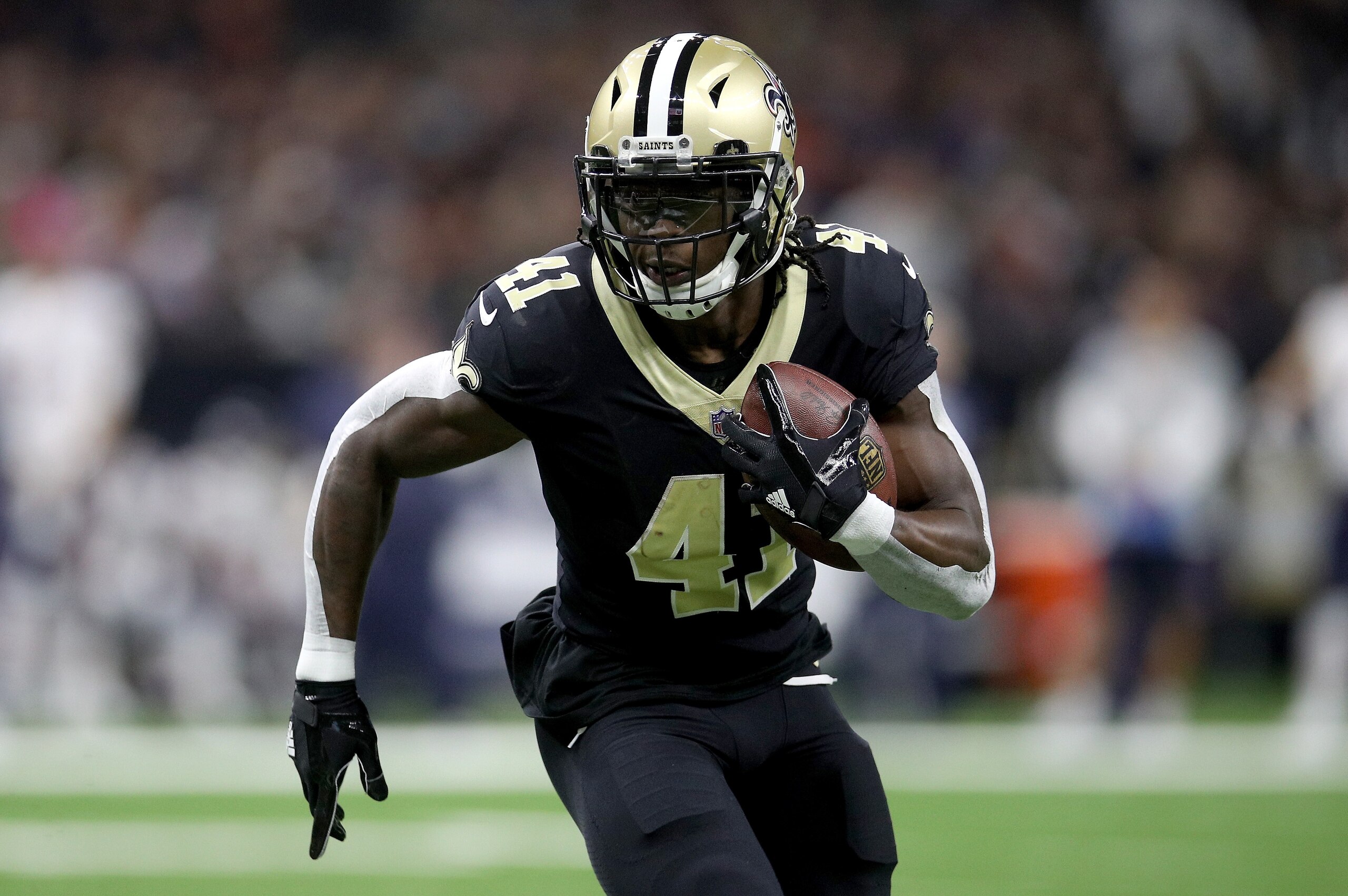 NEW ORLEANS, LA - OCTOBER 29:   Alvin Kamara #41 of the New Orleans Saints rushes the ball against the Chicago Bears during the first quarter at the Mercedes-Benz Superdome on October 29, 2017 in New Orleans, Louisiana.  (Photo by Chris Graythen/Getty Ima
