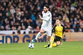 MADRID, SPAIN - DECEMBER 06: Isco Alarcon of Real Madrid (L) in action against Borussia Dortmund Julian Weigl (R) during the Europe Champions League 2017-18 match between Real Madrid and Borussia Dortmund at Santiago Bernabeu Stadium on 06 December 2017 i