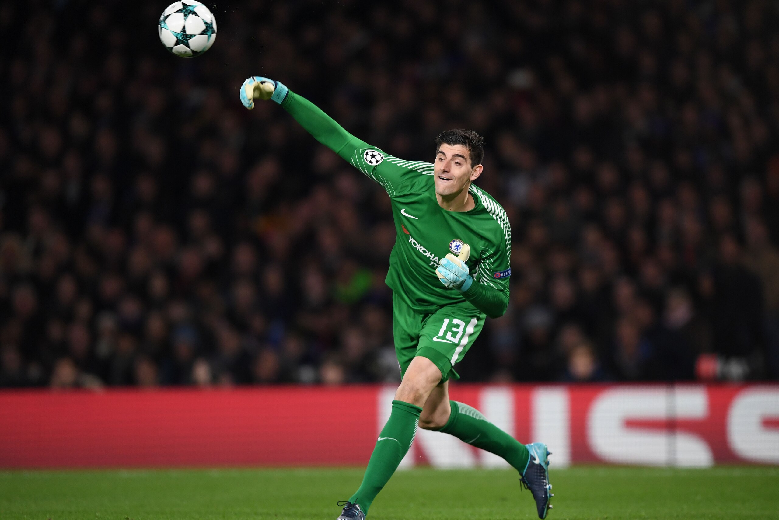 LONDON, ENGLAND - DECEMBER 05: Thibaut Courtois of Chelesa throws the ball during the UEFA Champions League group C match between Chelsea FC and Atletico Madrid at Stamford Bridge on December 05, 2017 in London, United Kingdom. (Photo by Shaun Botterill/ LONDON, ENGLAND - DECEMBER 05: Thibaut Courtois of Chelesa throws the ball during the UEFA Champions League group C match between Chelsea FC and Atletico Madrid at Stamford Bridge on December 05, 2017 in London, United Kingdom. (Photo by Shaun Botterill/