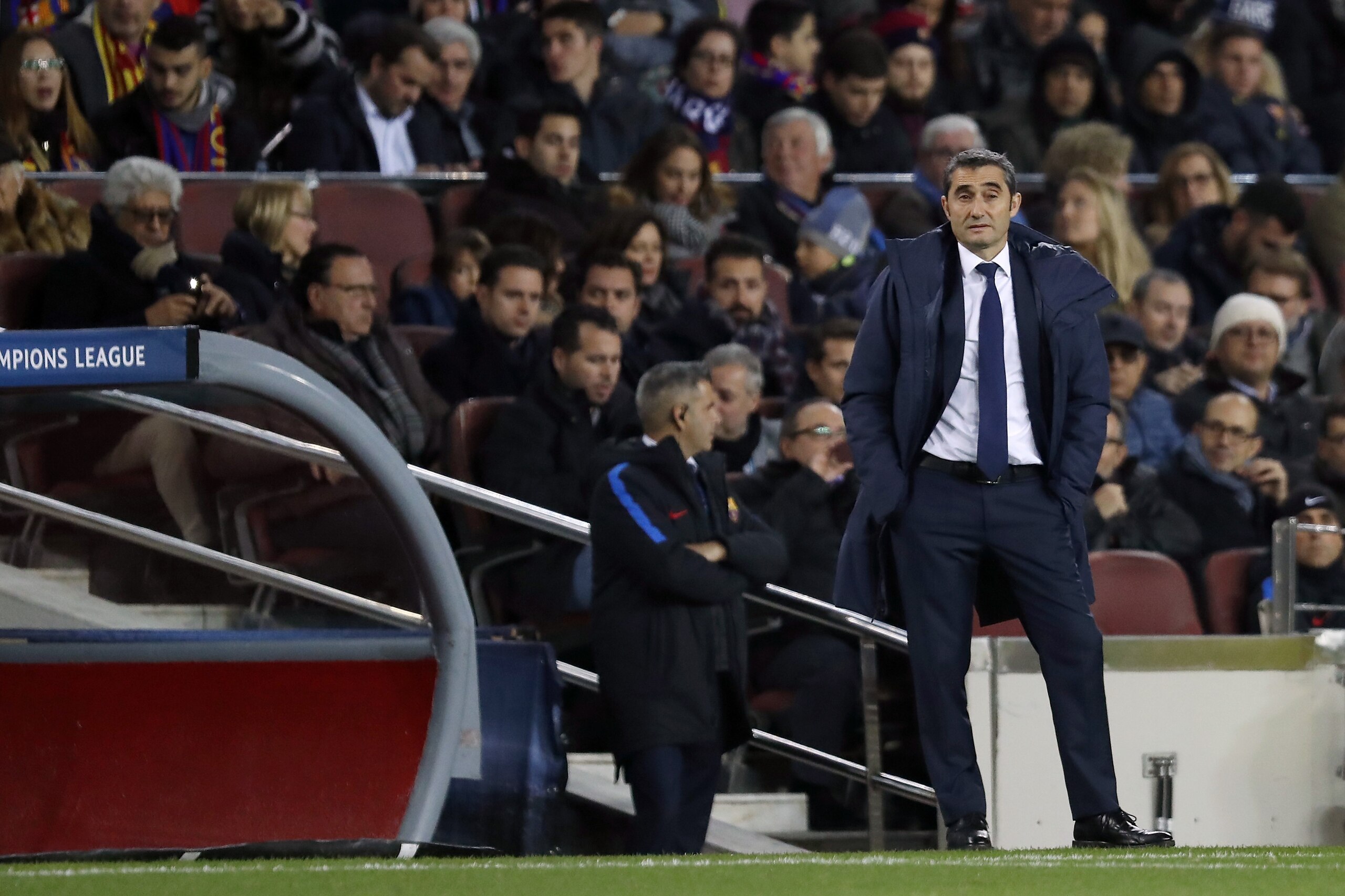 coach Ernesto Valverde of FC Barcelona during the UEFA Champions League group D match between FC Barcelona and Sporting Club de Portugal on December 05, 2017  at the Camp Nou stadium in Barcelona, Spain.(Photo by VI Images via Getty Images)