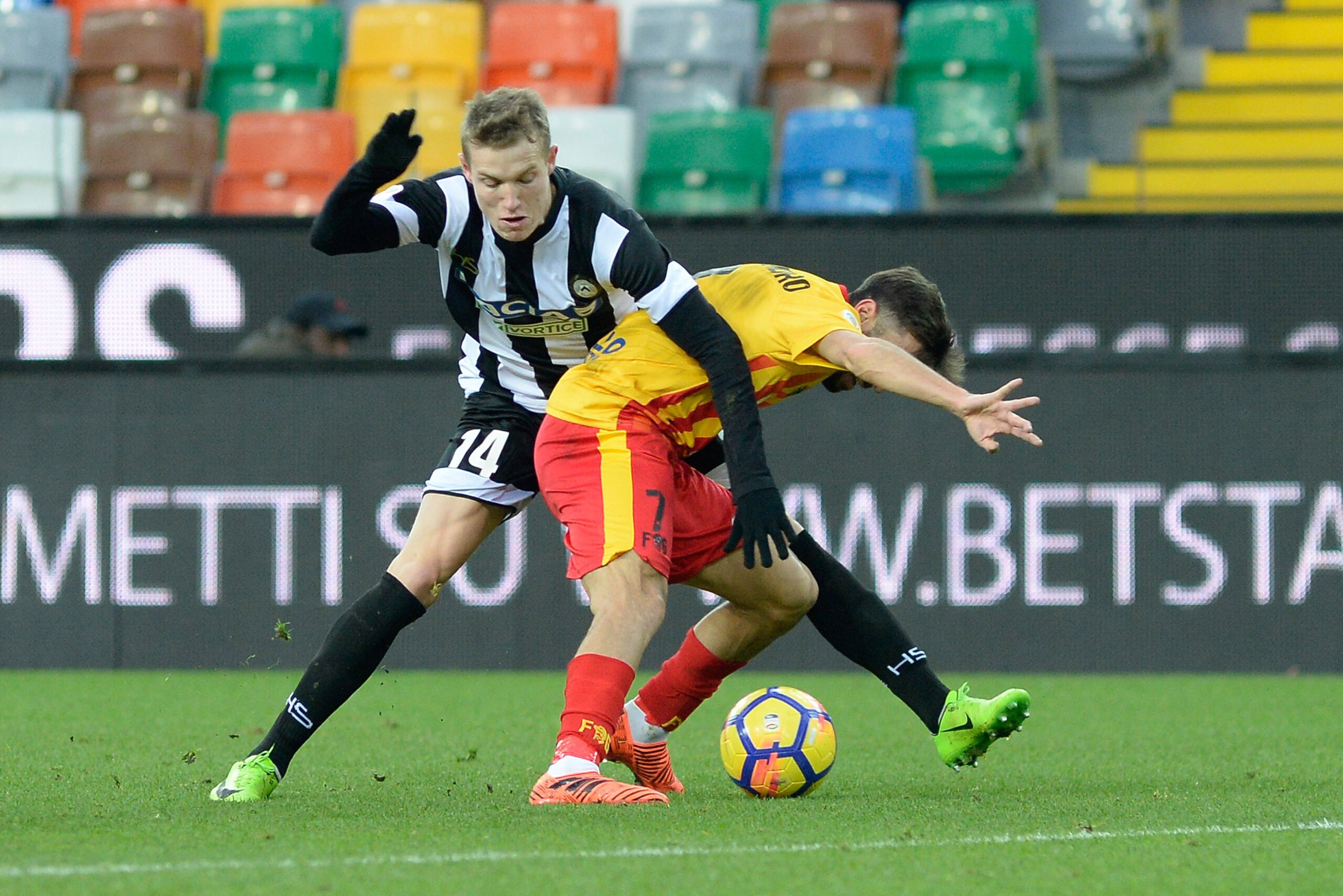 UDINE, ITALY - DECEMBER 10: Jakub Jankto (L) of Udinese Calcio competes with Marco D'Alessandro of Benevento Calcio during the Serie A match between Udinese Calcio and Benevento Calcio at Stadio Friuli on December 10, 2017 in Udine, Italy.  (Photo by Dino
