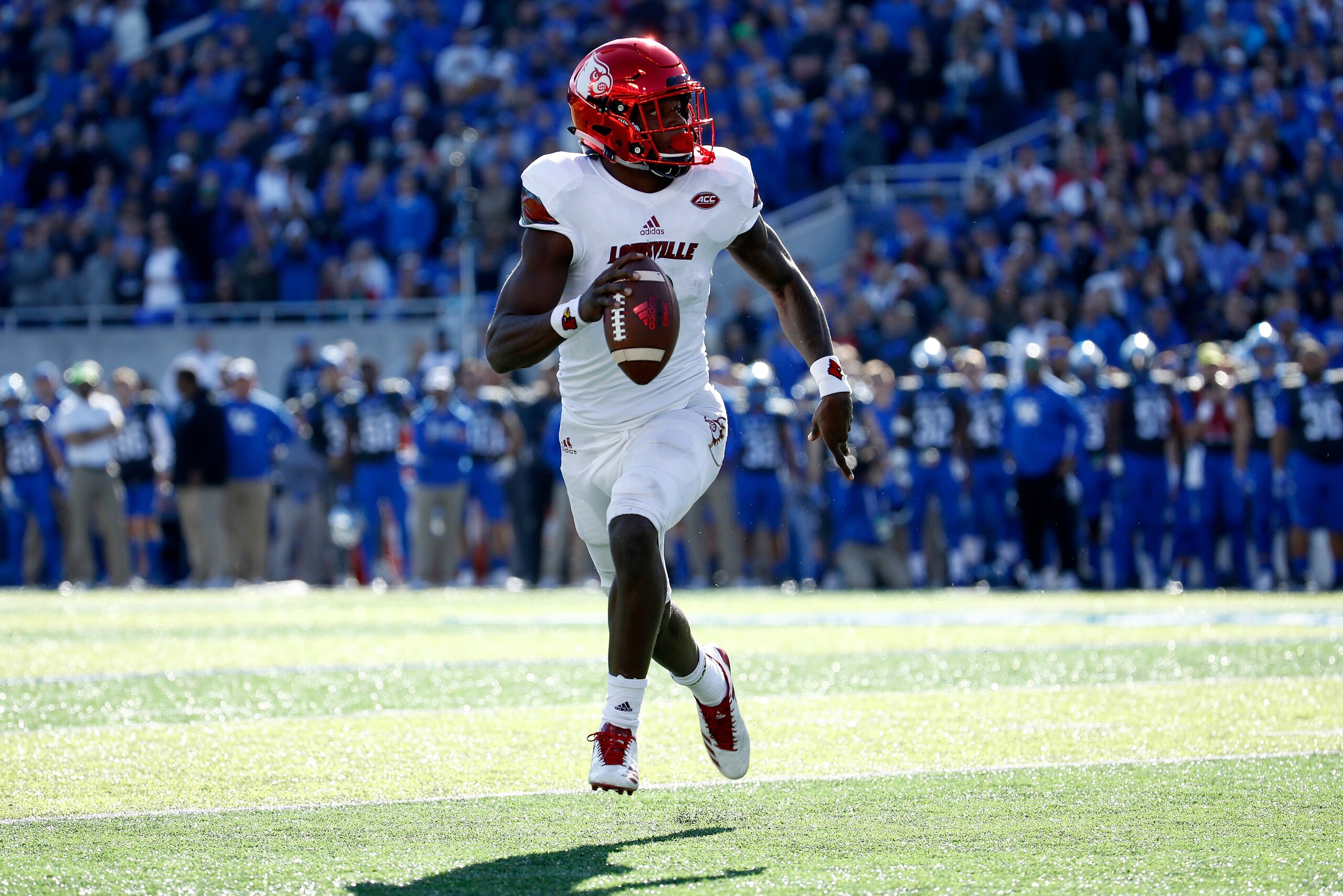 LEXINGTON, KY - NOVEMBER 25:  Lamar Jackson #8 of the Louisville Cardinals runs with the ball against the Kentucky Wildcats during the game at Commonwealth Stadium on November 25, 2017 in Lexington, Kentucky.  (Photo by Andy Lyons/Getty Images)