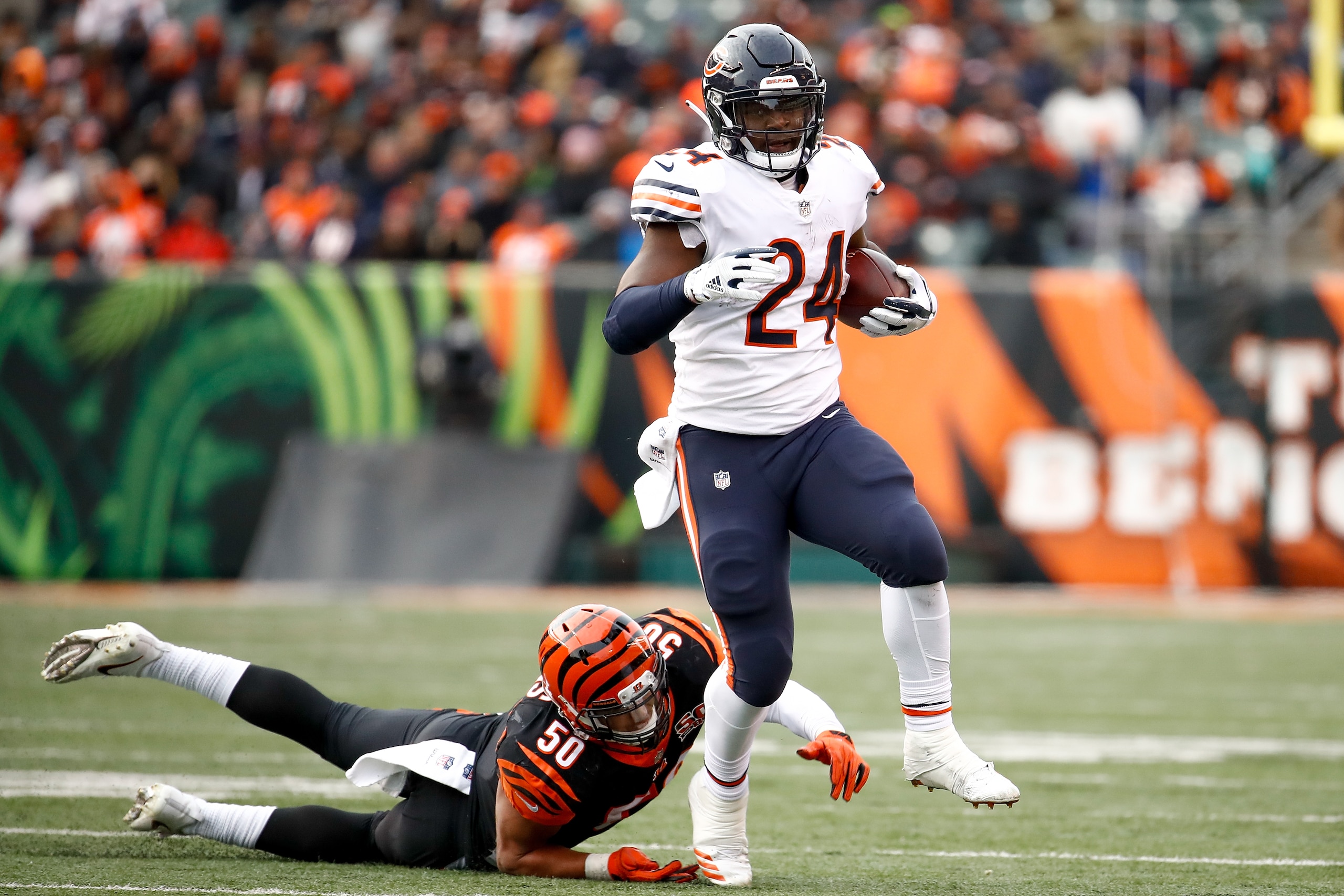 CINCINNATI, OH - DECEMBER 10: Jordan Howard #24 of the Chicago Bears breaks a tackle from Jordan Evans #50 of the Cincinnati Bengals during the second half at Paul Brown Stadium on December 10, 2017 in Cincinnati, Ohio. (Photo by Andy Lyons/Getty Images CINCINNATI, OH - DECEMBER 10: Jordan Howard #24 of the Chicago Bears breaks a tackle from Jordan Evans #50 of the Cincinnati Bengals during the second half at Paul Brown Stadium on December 10, 2017 in Cincinnati, Ohio. (Photo by Andy Lyons/Getty Images